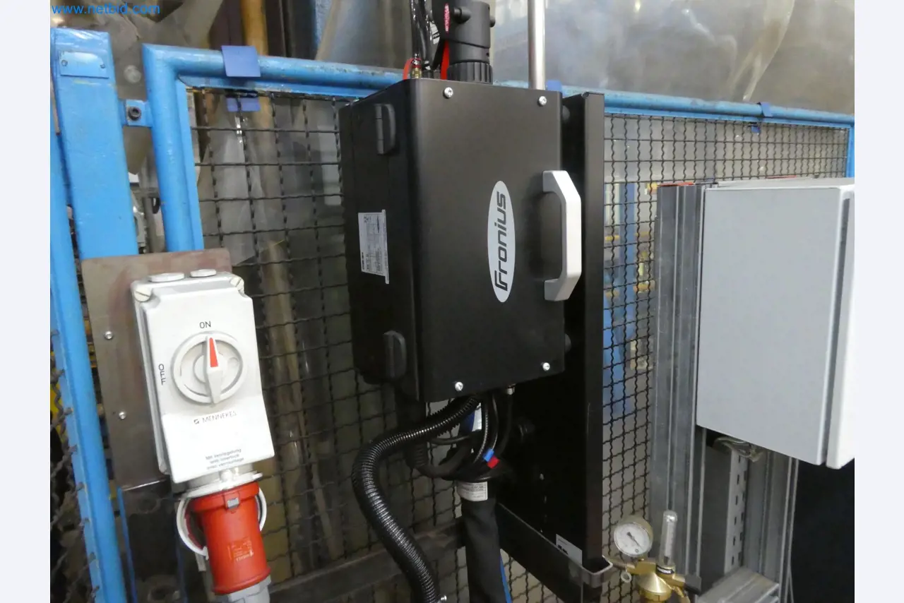 Roboti, varilna oprema in pripomočki za montažo iz avtomobilske industrije-6