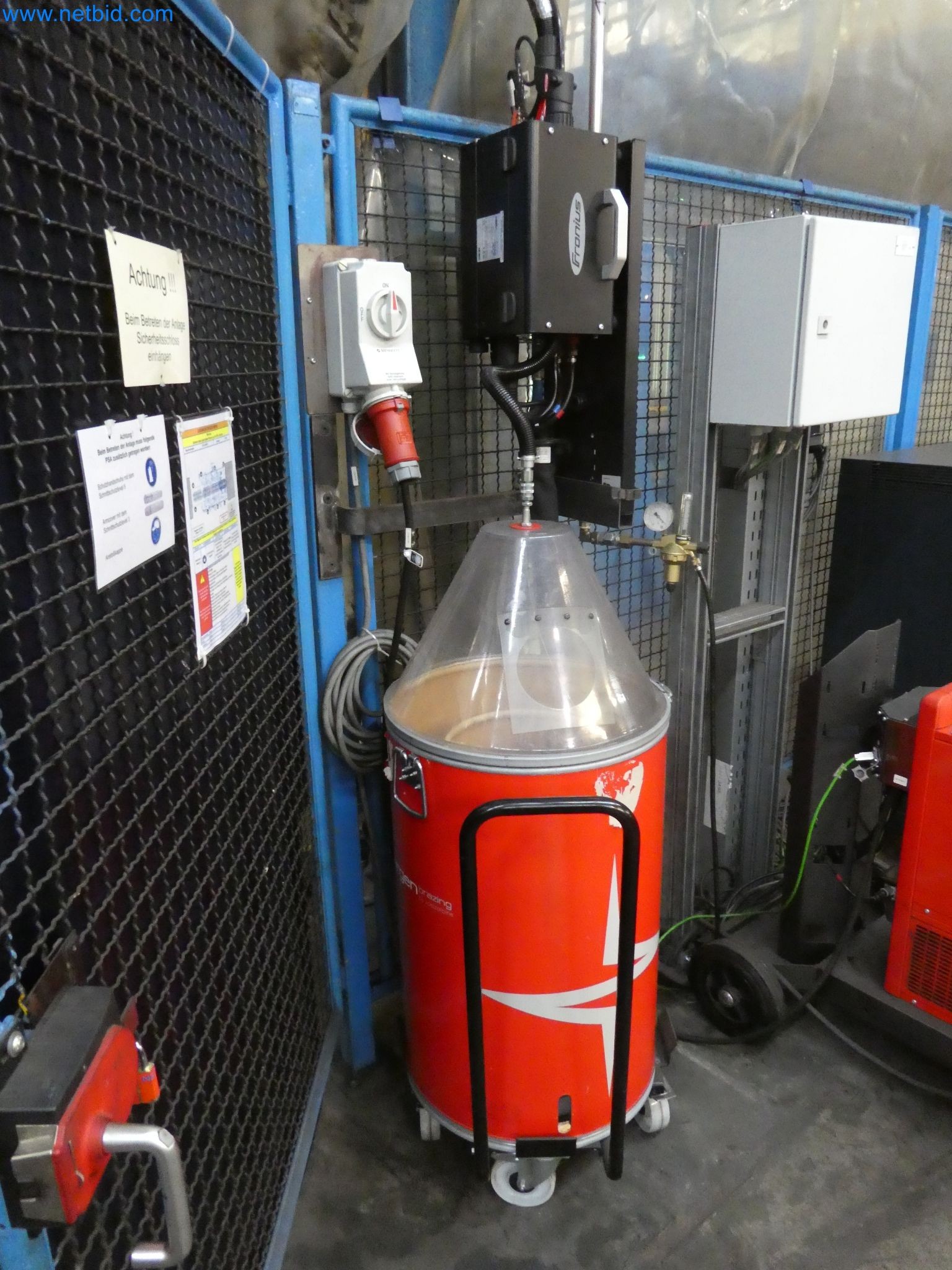 Roboti, varilna oprema in pripomočki za montažo iz avtomobilske industrije-7