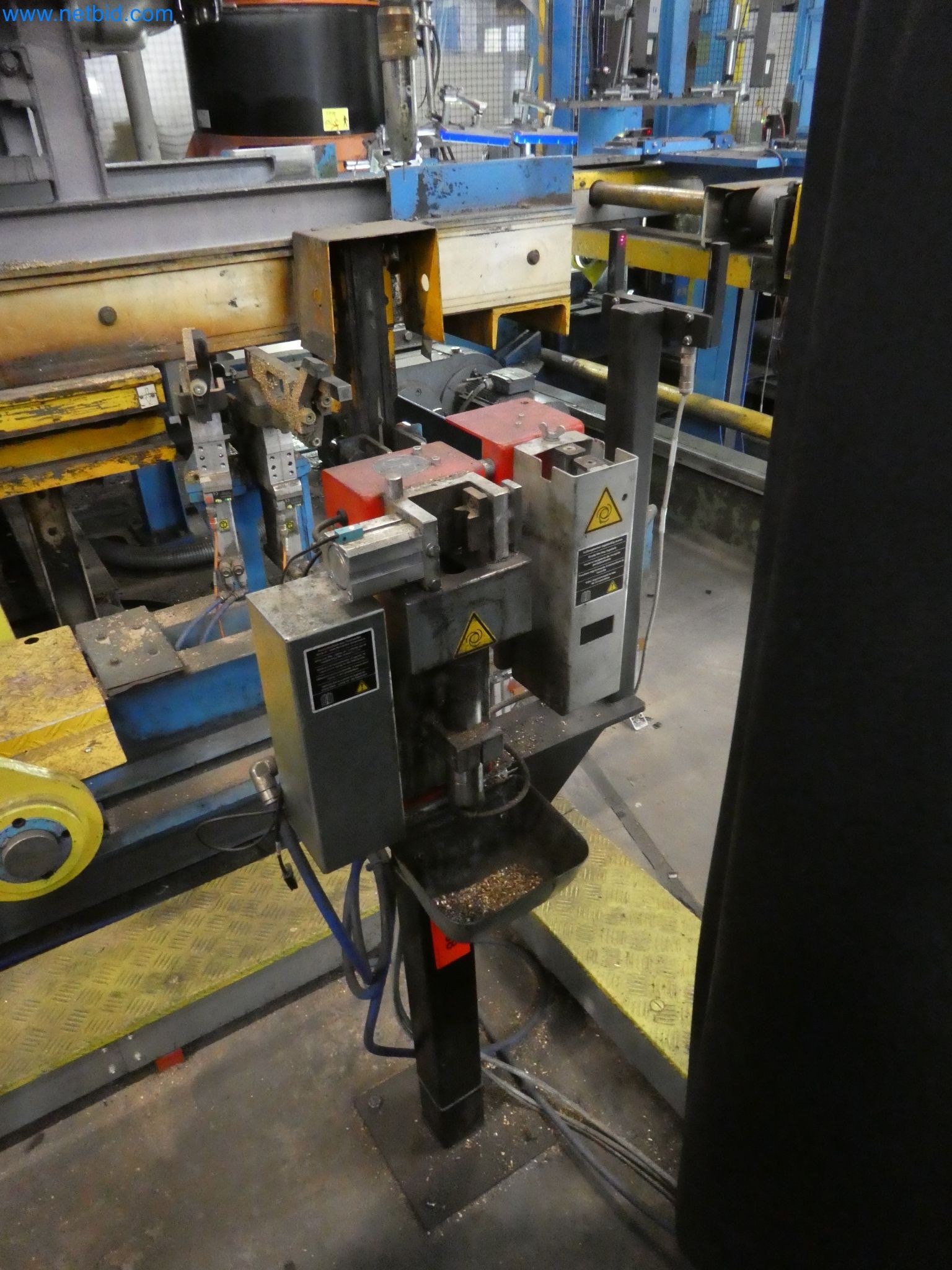 Roboti, varilna oprema in pripomočki za montažo iz avtomobilske industrije-8