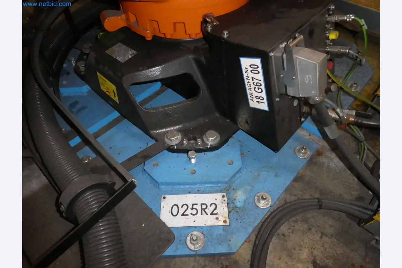 Robots, welding equipment and assembly accessories from the automotive industry-18