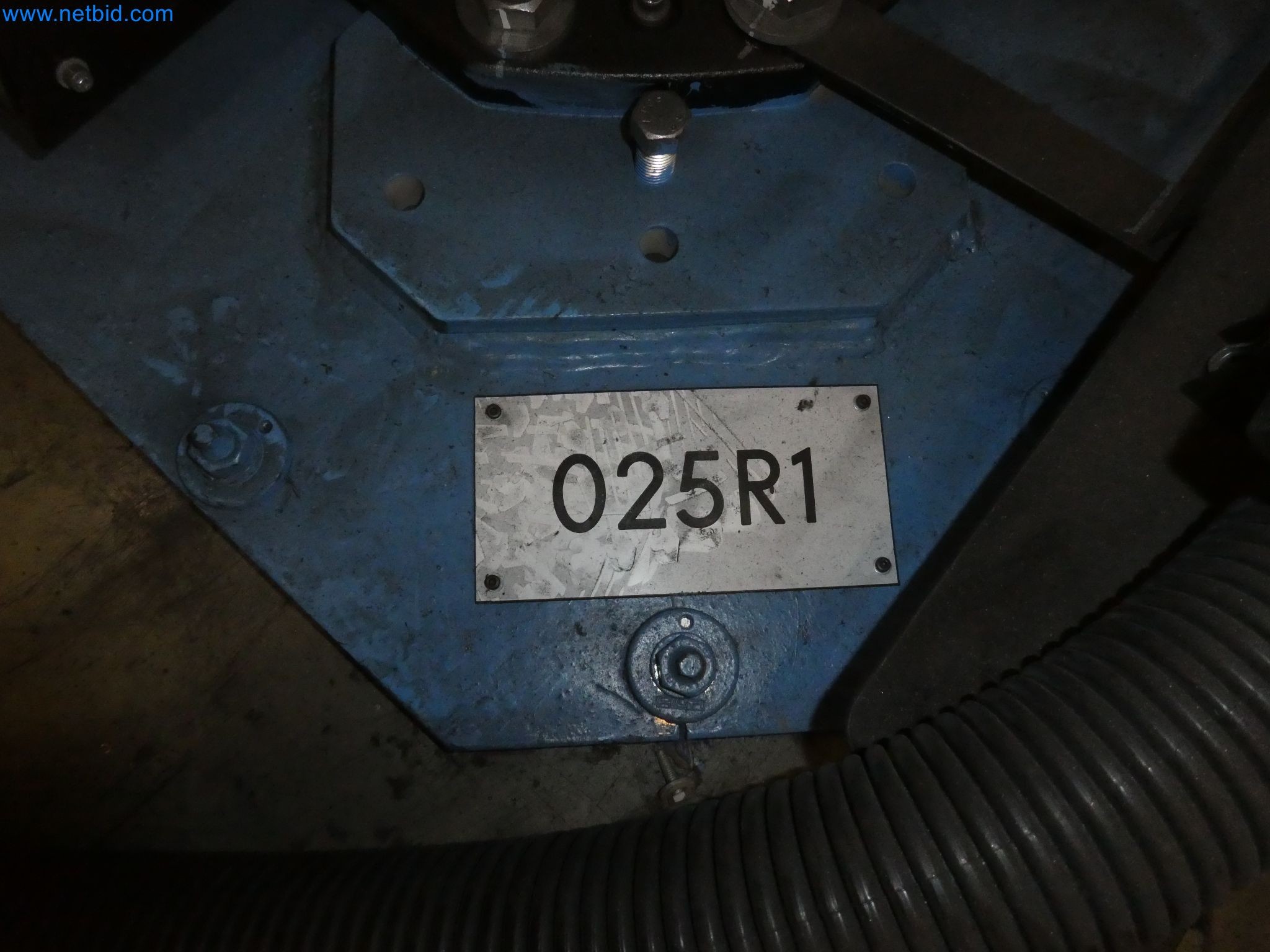 Robots, welding equipment and assembly accessories from the automotive industry-22