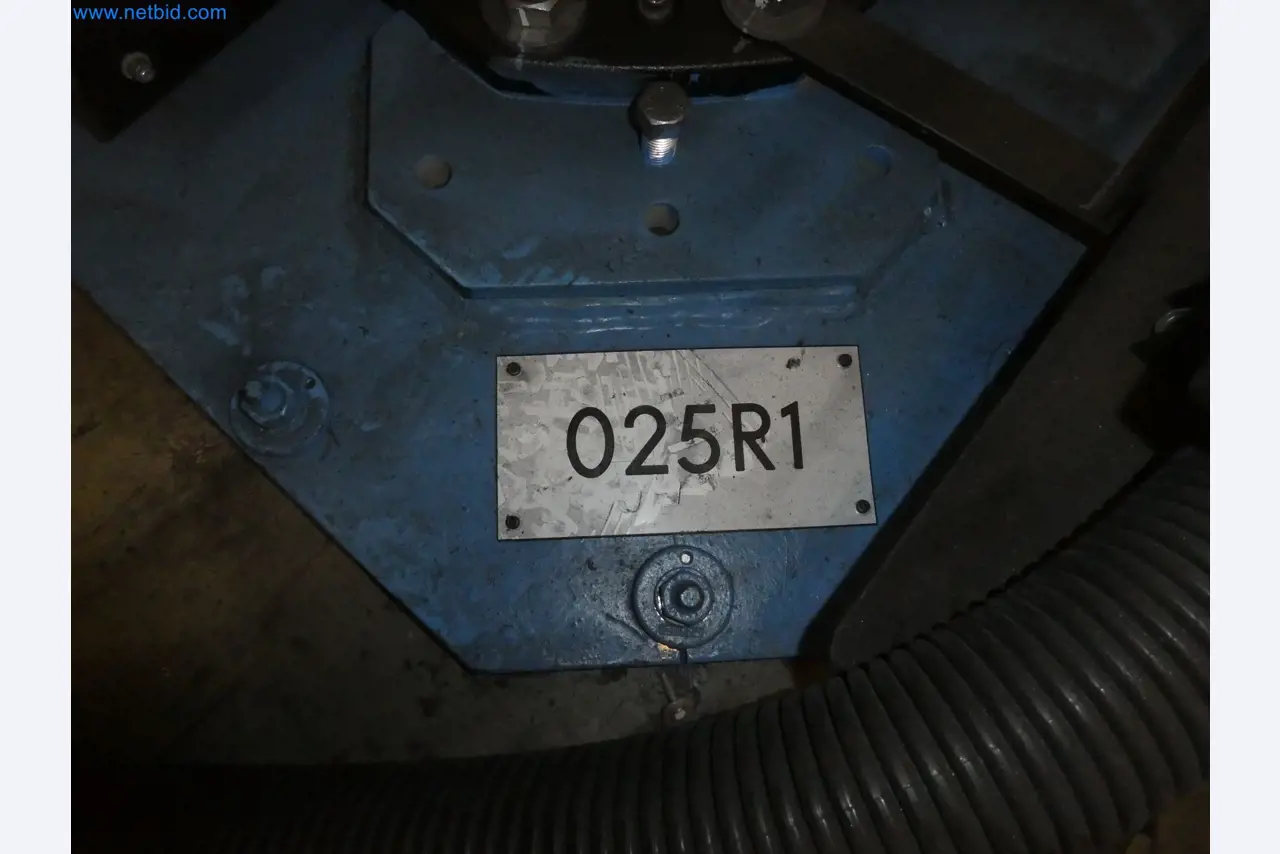 Robots, welding equipment and assembly accessories from the automotive industry-22