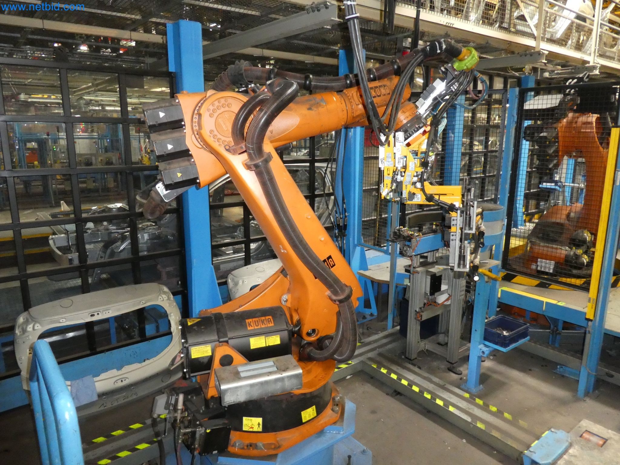 Robots, welding equipment and assembly accessories from the automotive industry-32