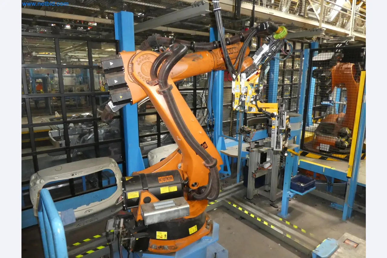 Robots, welding equipment and assembly accessories from the automotive industry-32