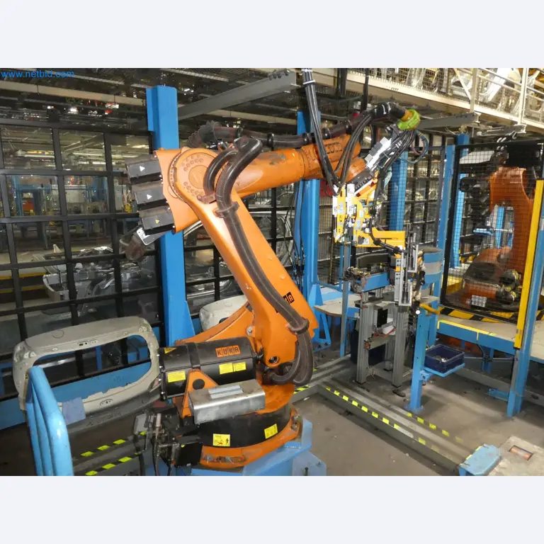 Robots, welding equipment and assembly accessories from the automotive industry-32
