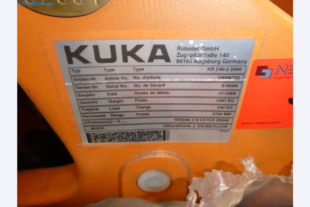 Robots, welding equipment and assembly accessories from the automotive industry-37