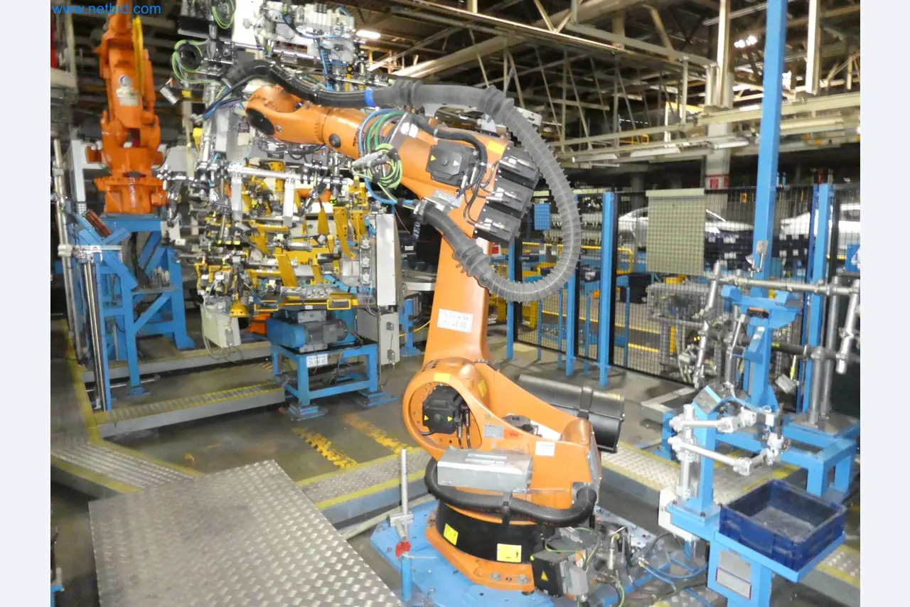 Robots, welding equipment and assembly accessories from the automotive industry-39