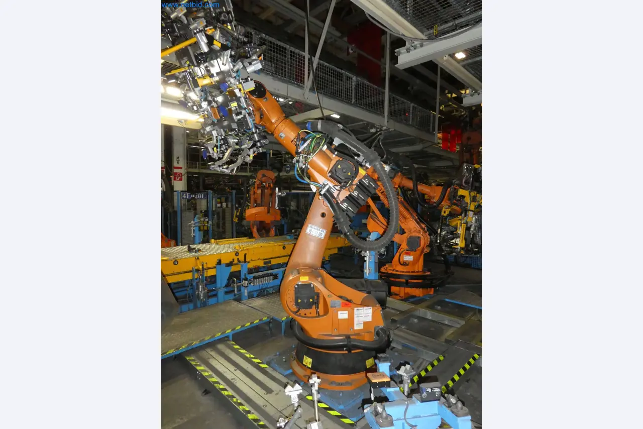Robots, welding equipment and assembly accessories from the automotive industry-3