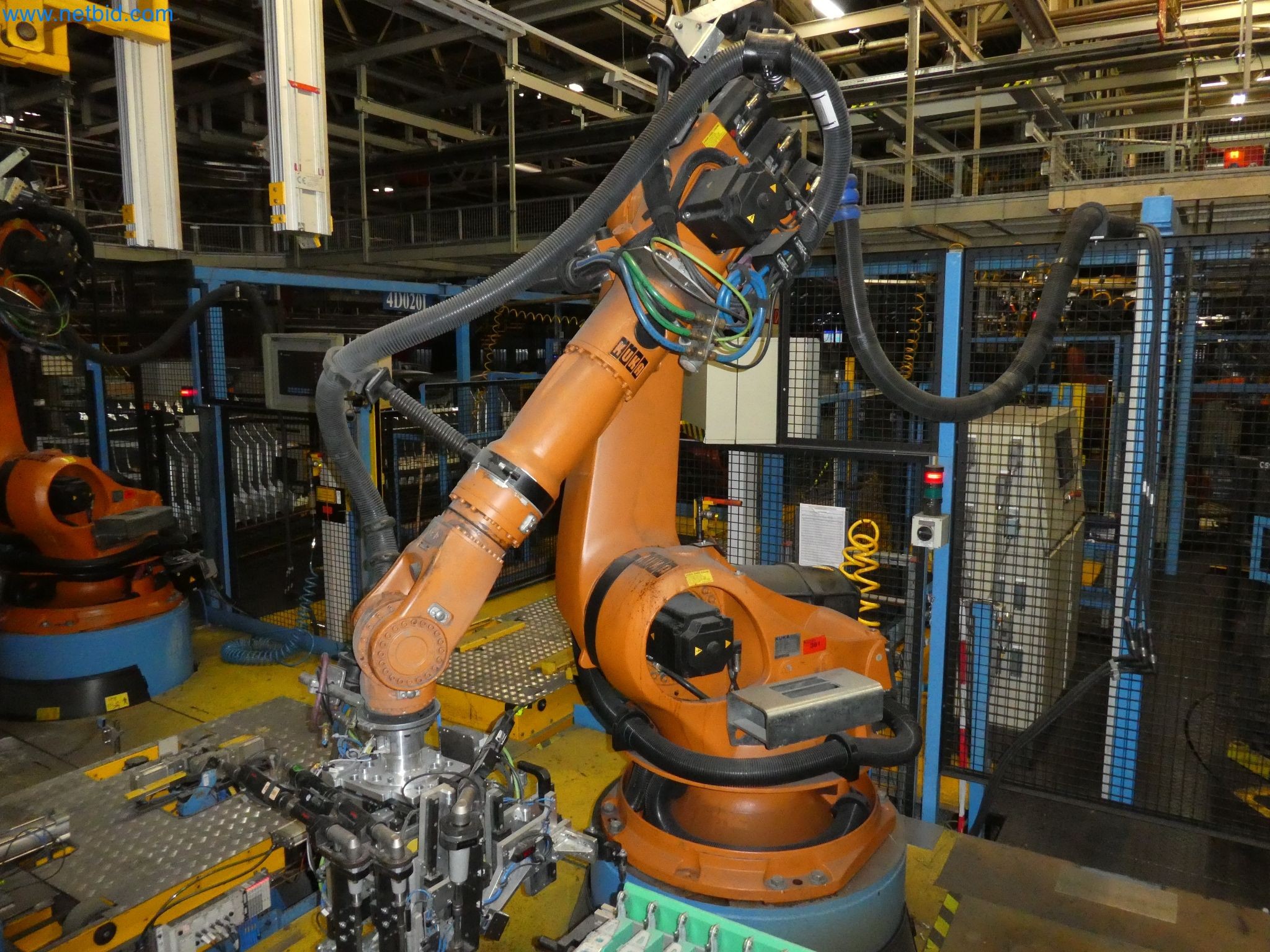 Robots, welding equipment and assembly accessories from the automotive industry-47