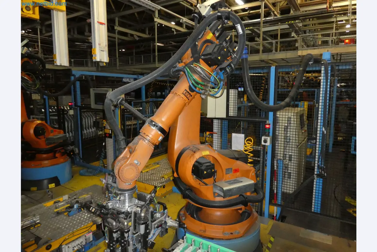 Robots, welding equipment and assembly accessories from the automotive industry-47