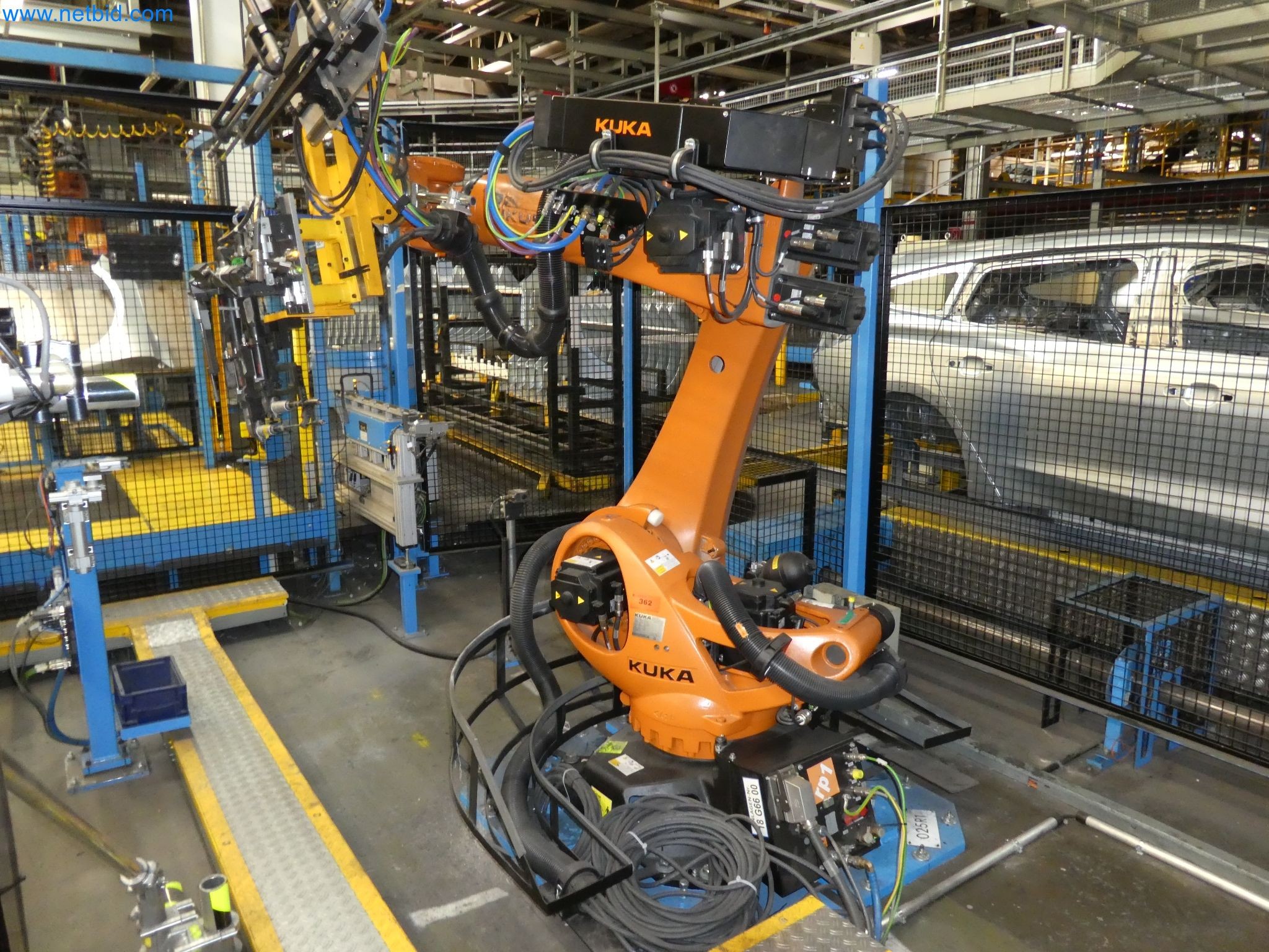 Robots, welding equipment and assembly accessories from the automotive industry-61