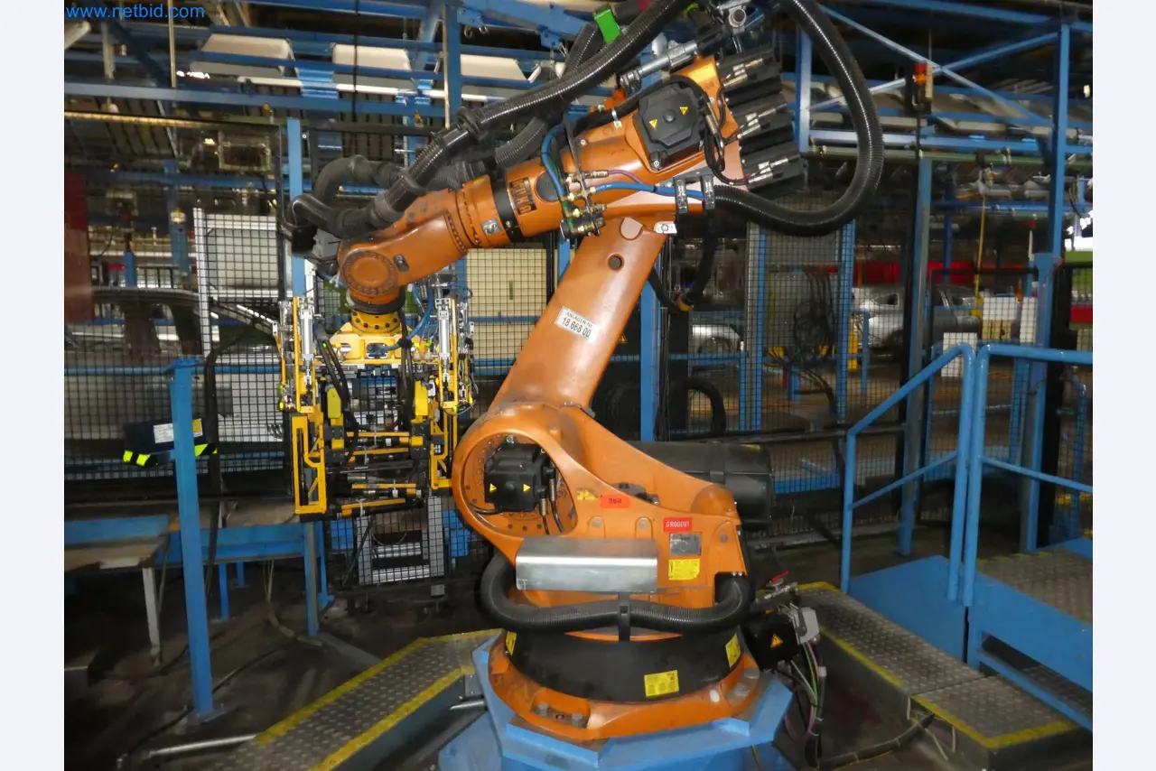 Robots, welding equipment and assembly accessories from the automotive industry-64