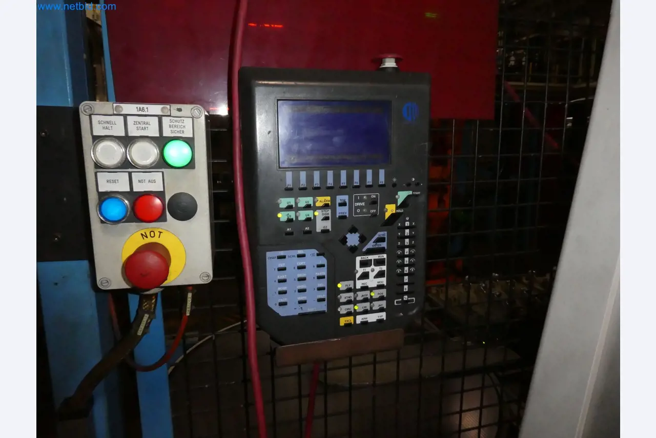 Robots, welding equipment and assembly accessories from the automotive industry-73