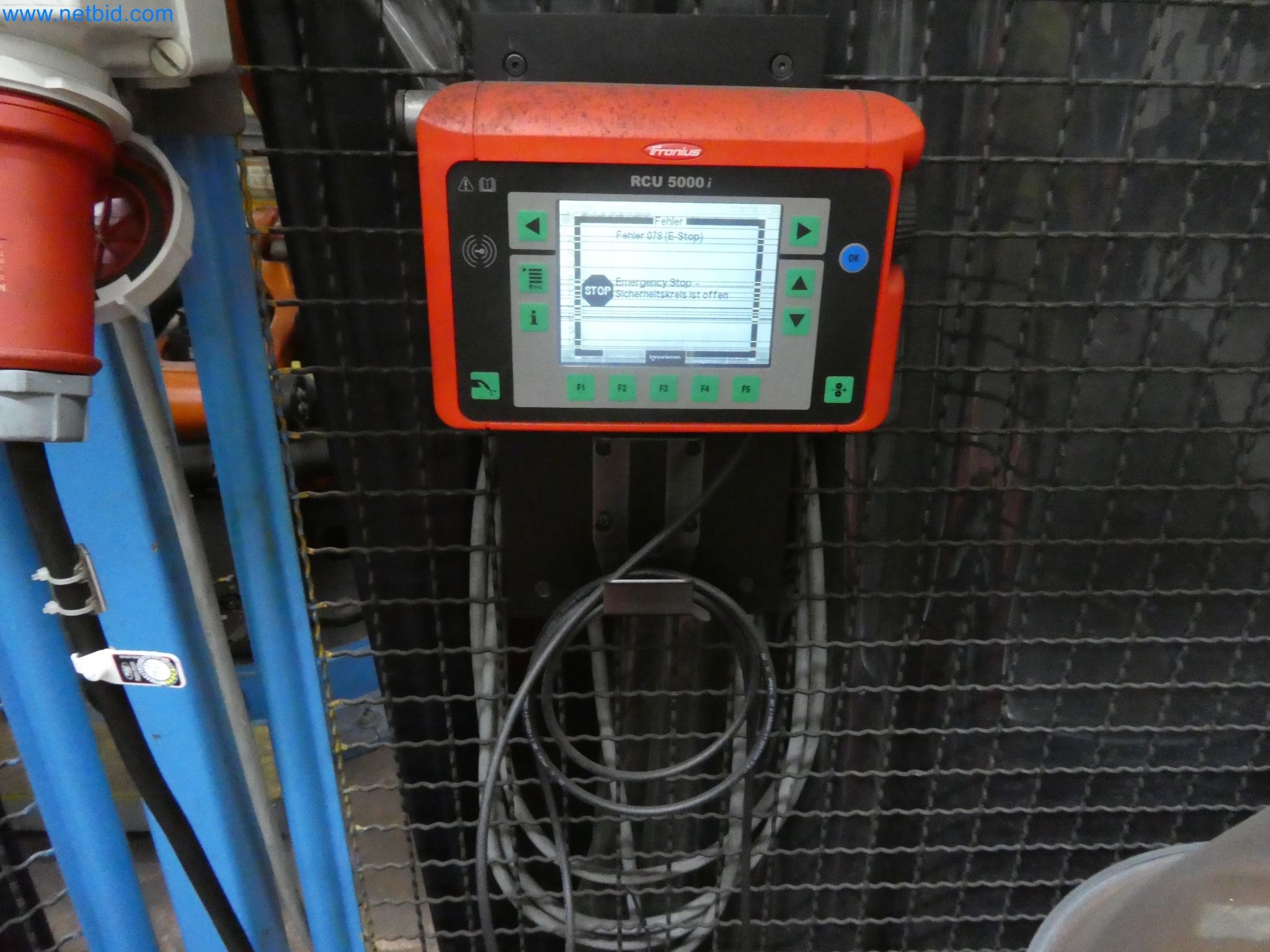 Roboti, varilna oprema in pripomočki za montažo iz avtomobilske industrije-1