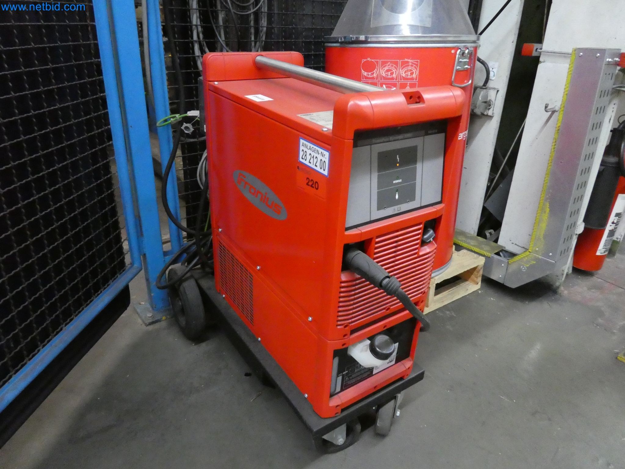 Roboti, varilna oprema in pripomočki za montažo iz avtomobilske industrije-4