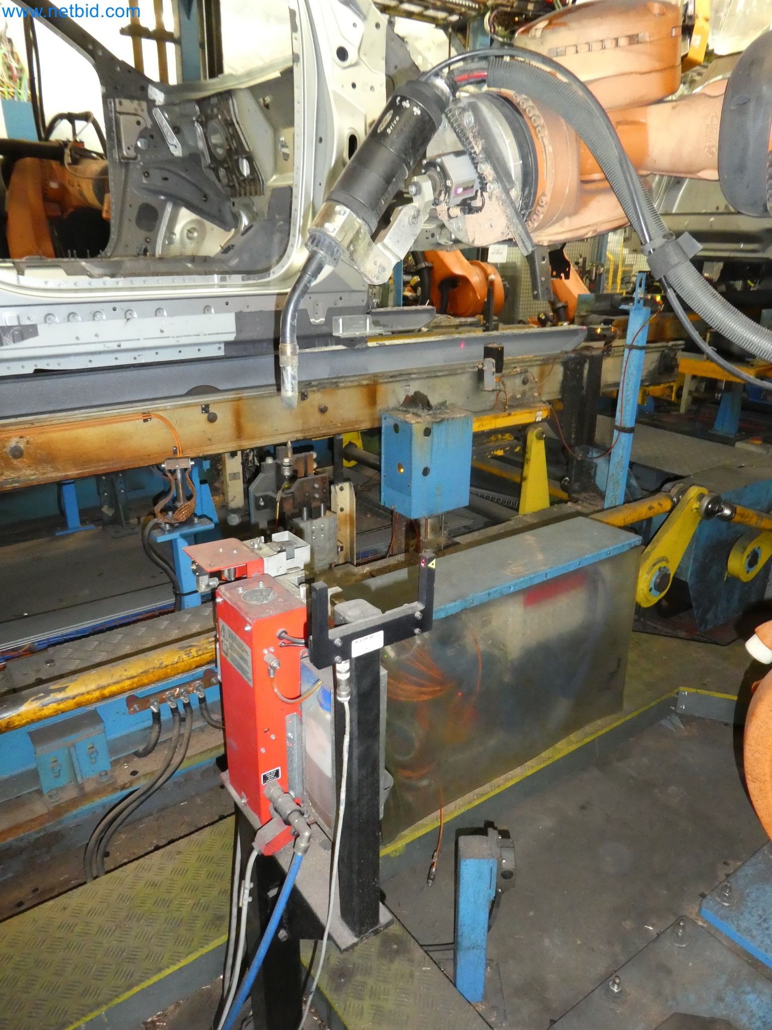 Roboti, varilna oprema in pripomočki za montažo iz avtomobilske industrije-6