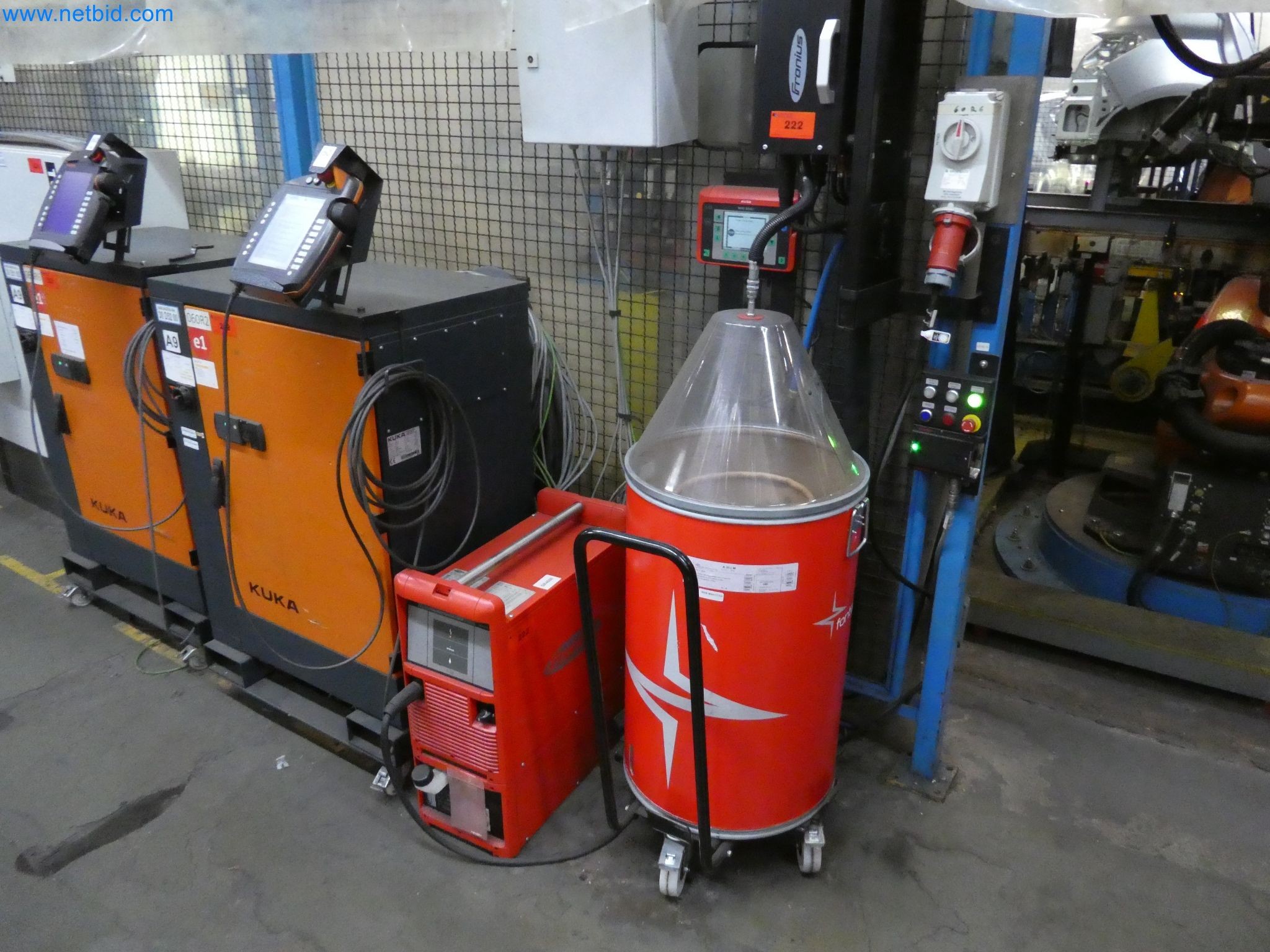 Roboti, varilna oprema in pripomočki za montažo iz avtomobilske industrije-1