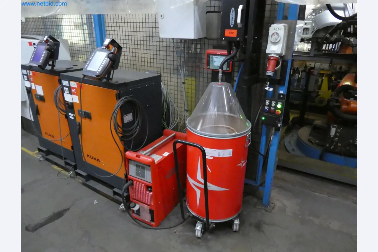 Roboti, varilna oprema in pripomočki za montažo iz avtomobilske industrije-1