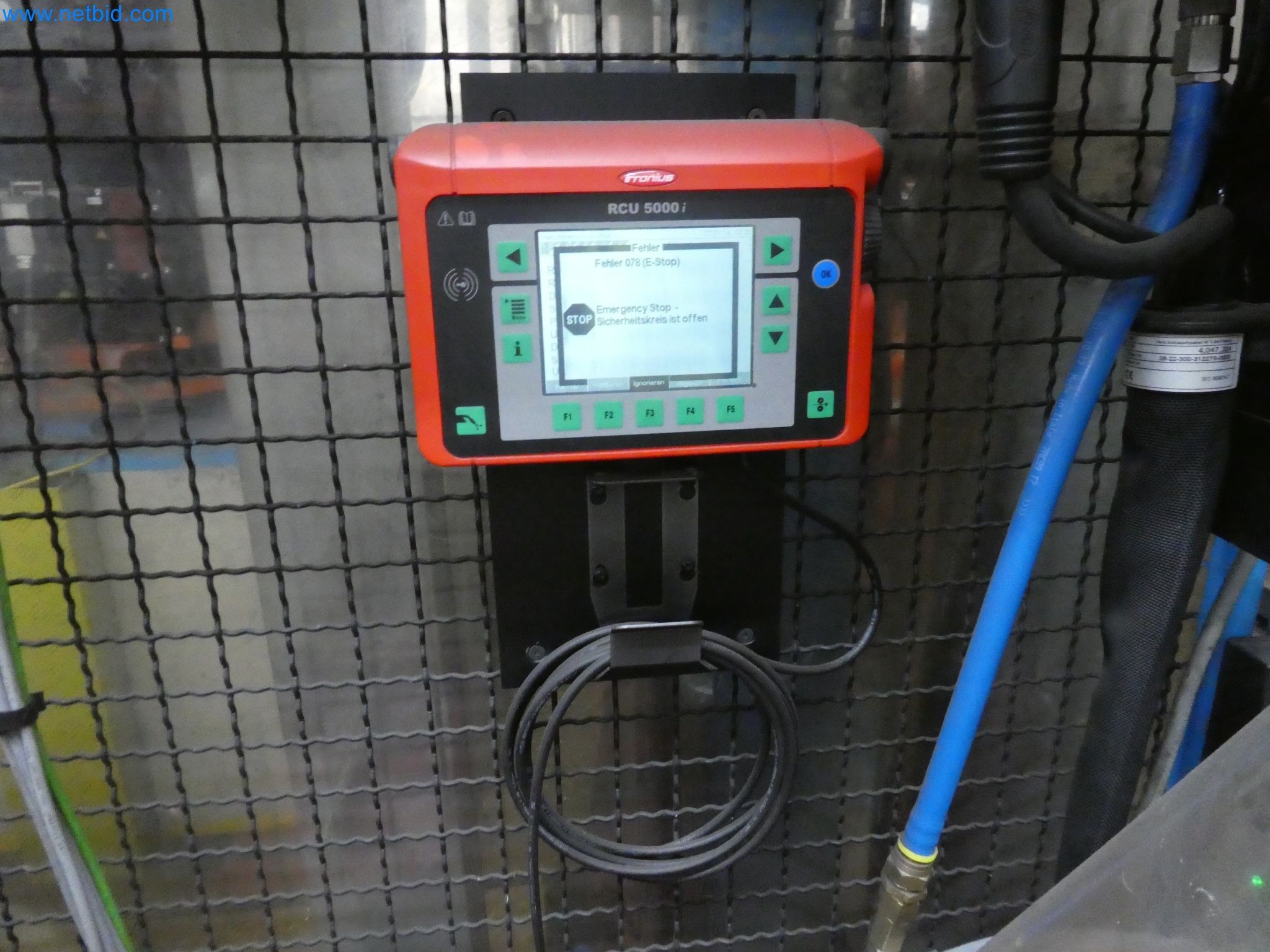 Roboti, varilna oprema in pripomočki za montažo iz avtomobilske industrije-4