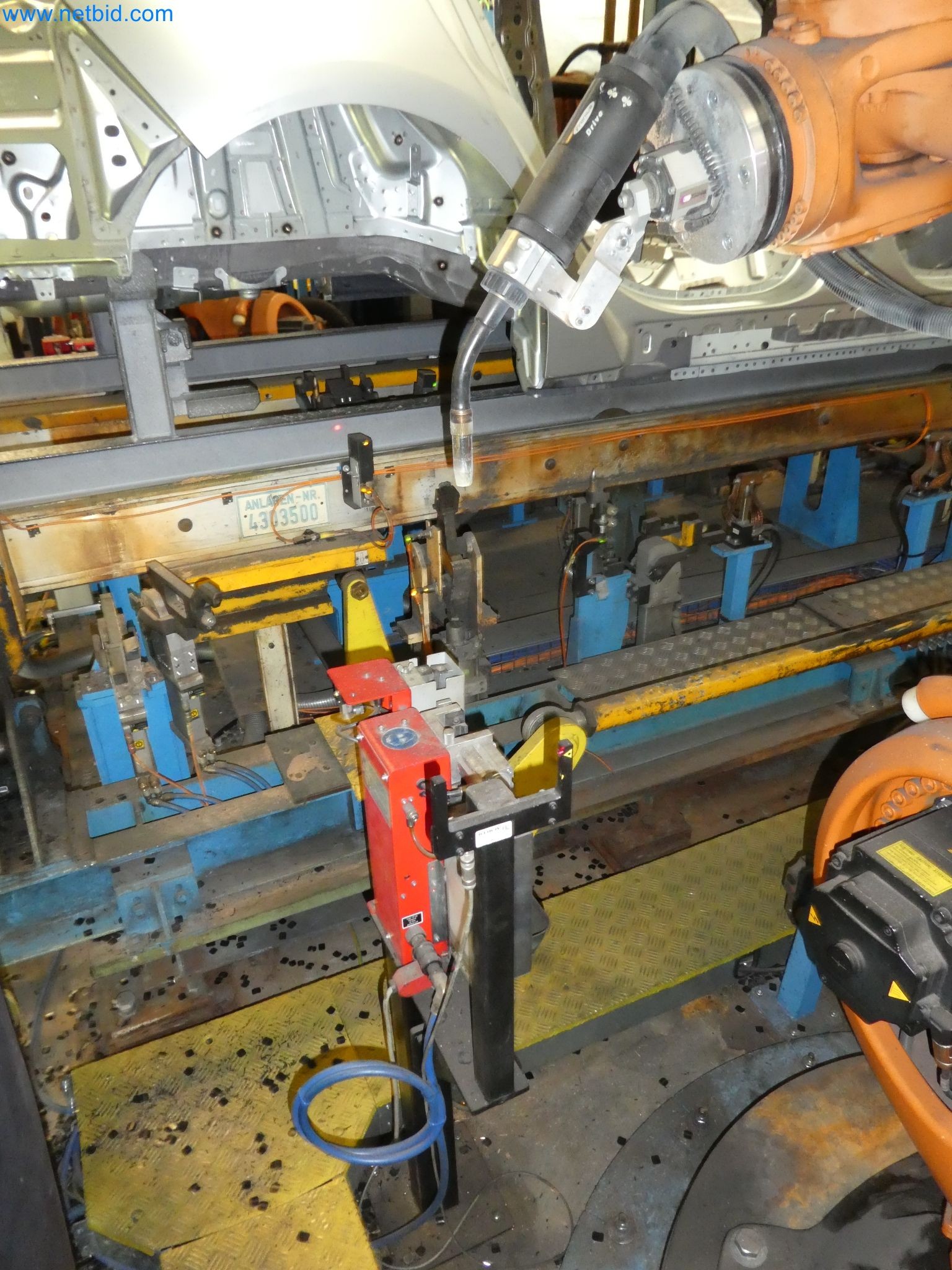 Roboti, varilna oprema in pripomočki za montažo iz avtomobilske industrije-5