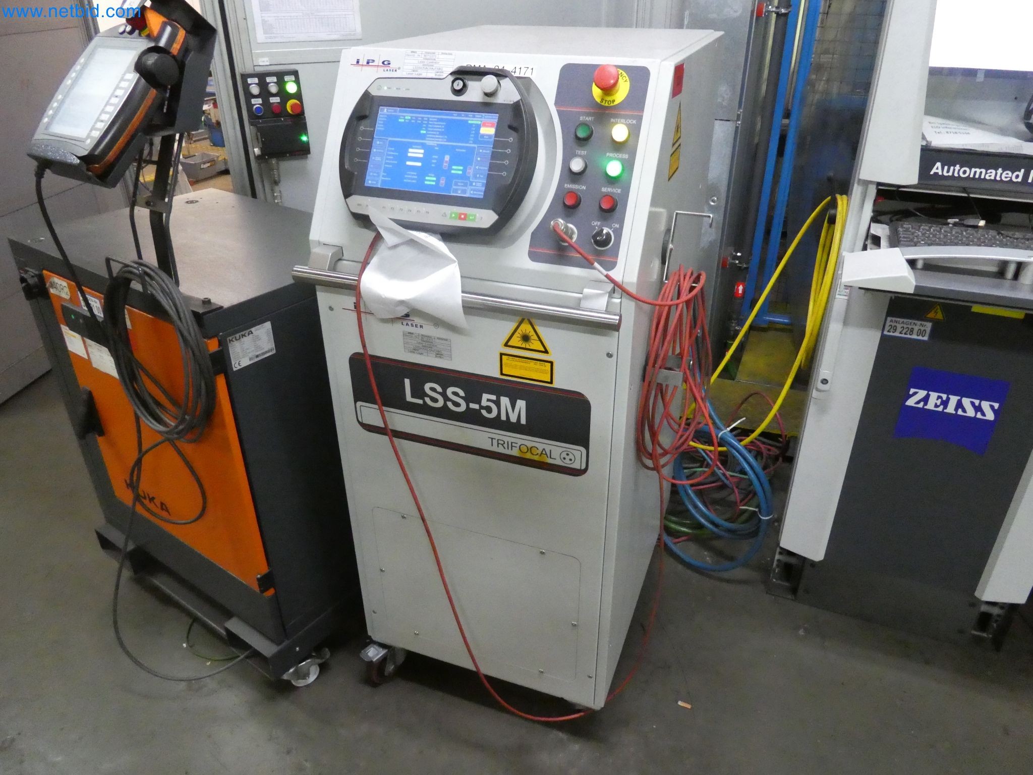 Roboti, varilna oprema in pripomočki za montažo iz avtomobilske industrije-1