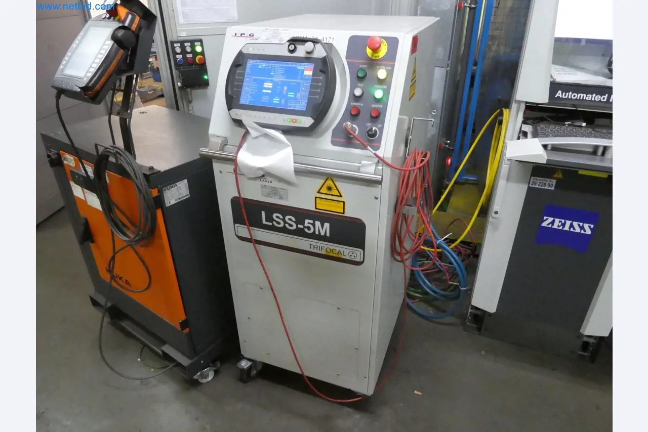 Roboti, varilna oprema in pripomočki za montažo iz avtomobilske industrije-1