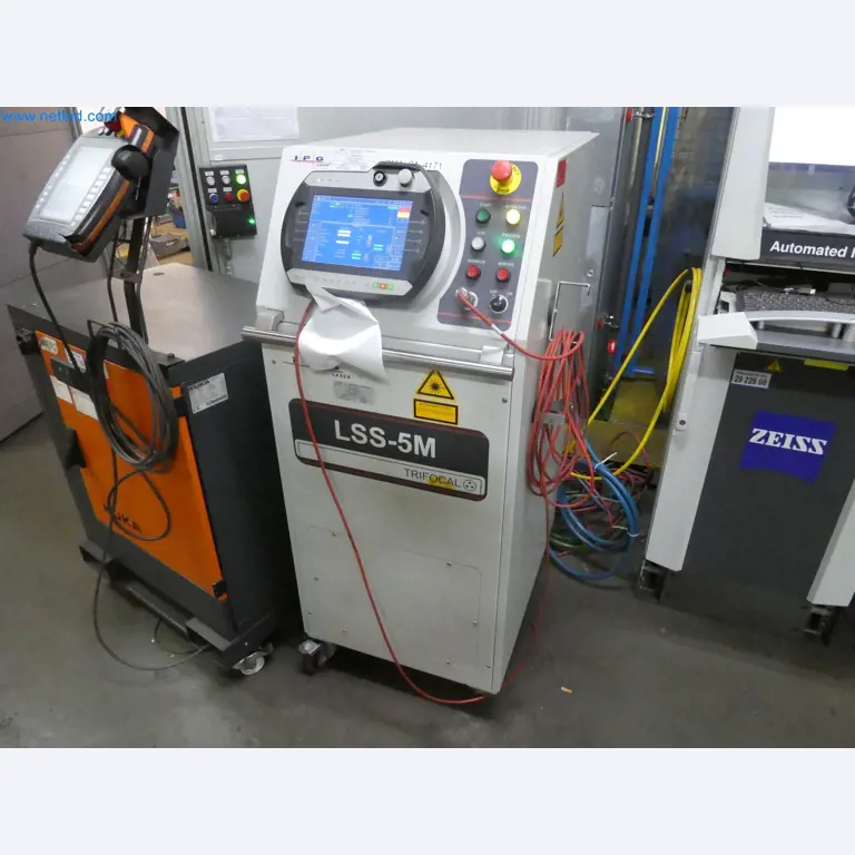 Roboti, varilna oprema in pripomočki za montažo iz avtomobilske industrije-1