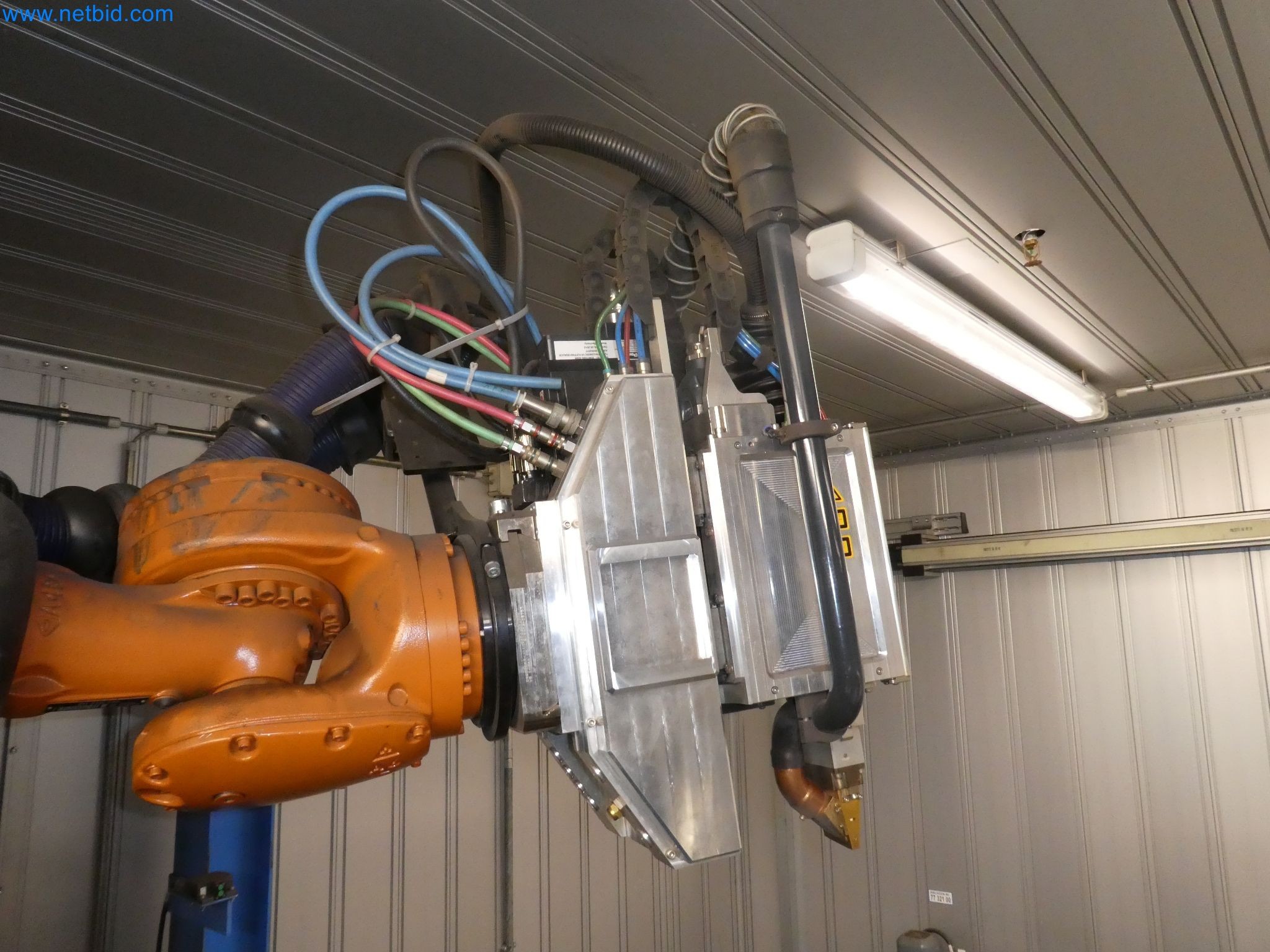 Roboti, varilna oprema in pripomočki za montažo iz avtomobilske industrije-2