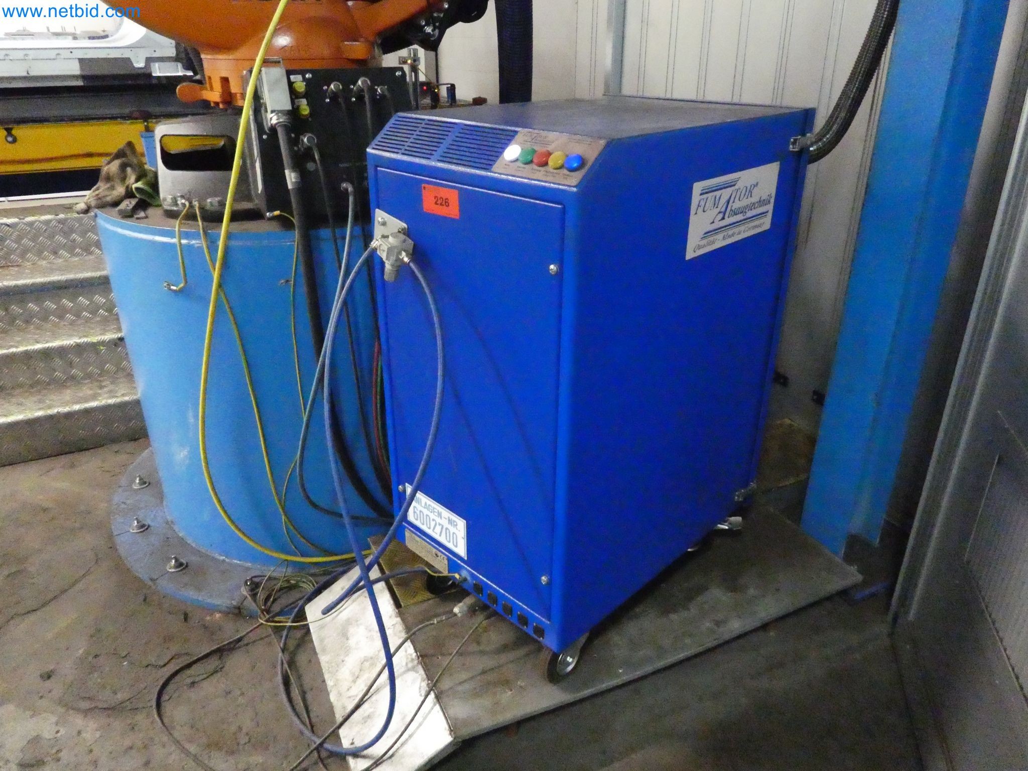 Roboti, varilna oprema in pripomočki za montažo iz avtomobilske industrije-7