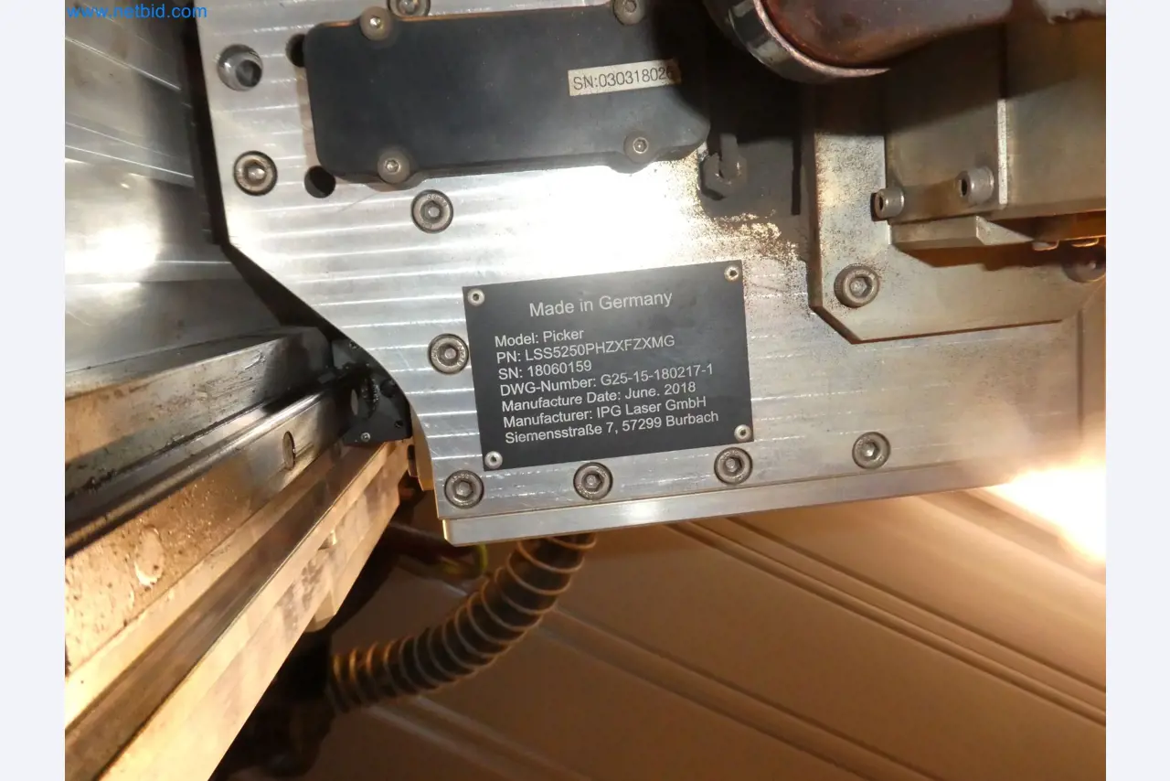 Roboti, varilna oprema in pripomočki za montažo iz avtomobilske industrije-9