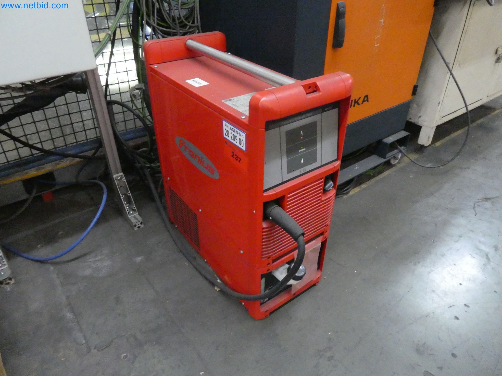 Roboti, varilna oprema in pripomočki za montažo iz avtomobilske industrije-1