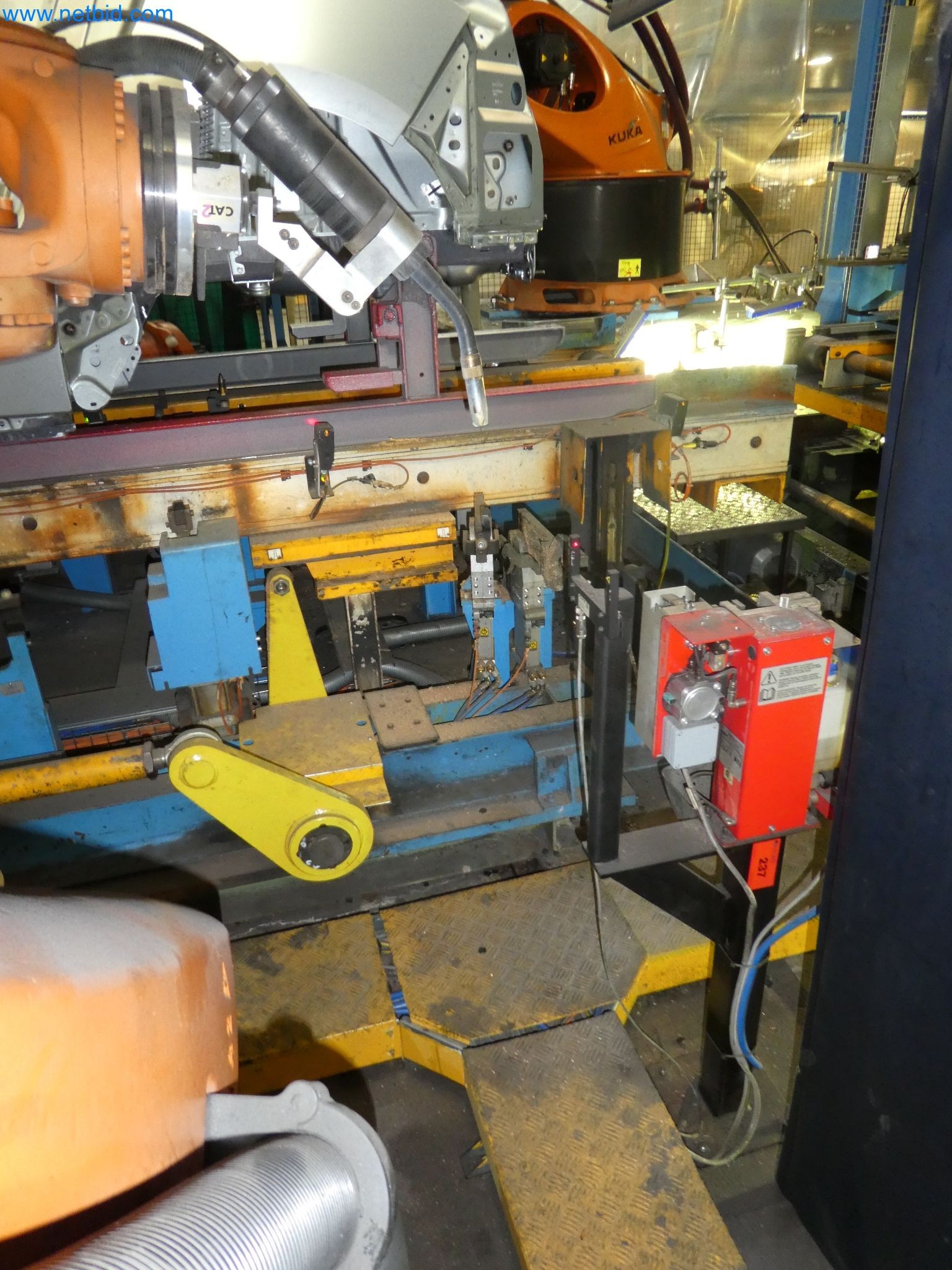 Roboti, varilna oprema in pripomočki za montažo iz avtomobilske industrije-5