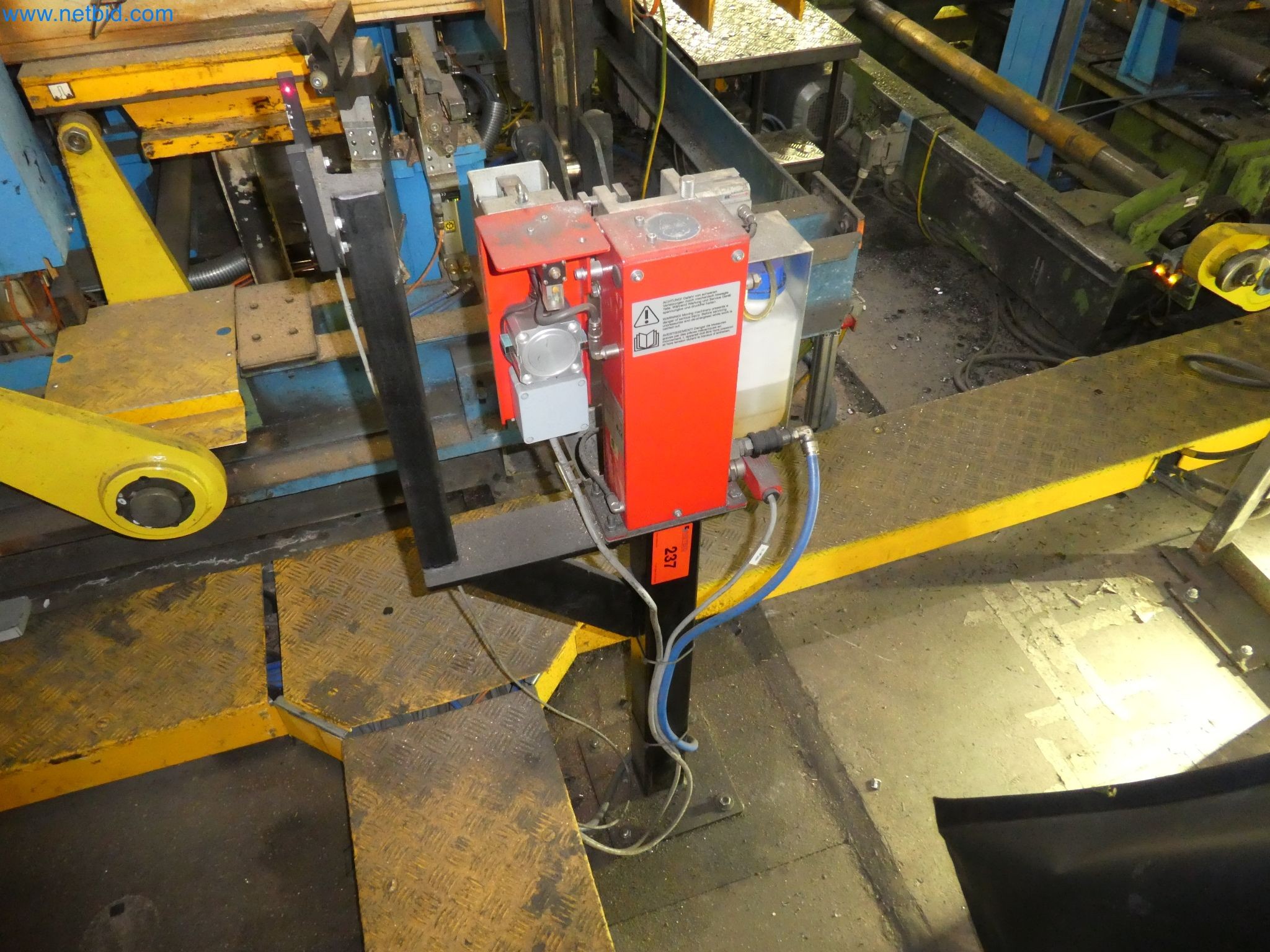 Roboti, varilna oprema in pripomočki za montažo iz avtomobilske industrije-6