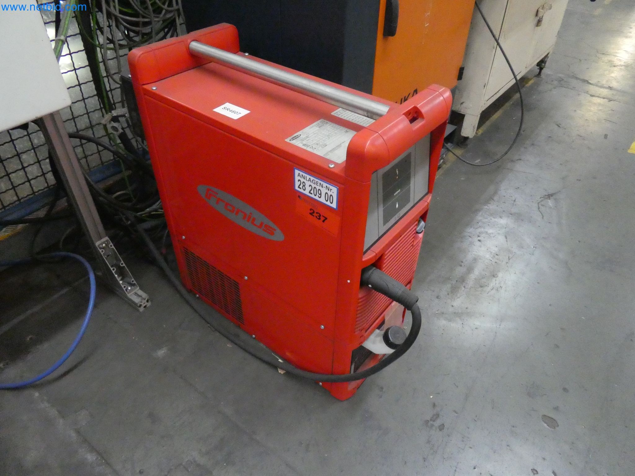 Roboti, varilna oprema in pripomočki za montažo iz avtomobilske industrije-7