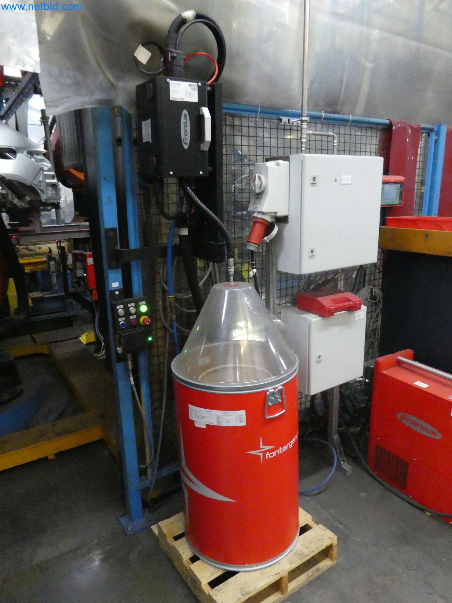 Roboti, varilna oprema in pripomočki za montažo iz avtomobilske industrije-8