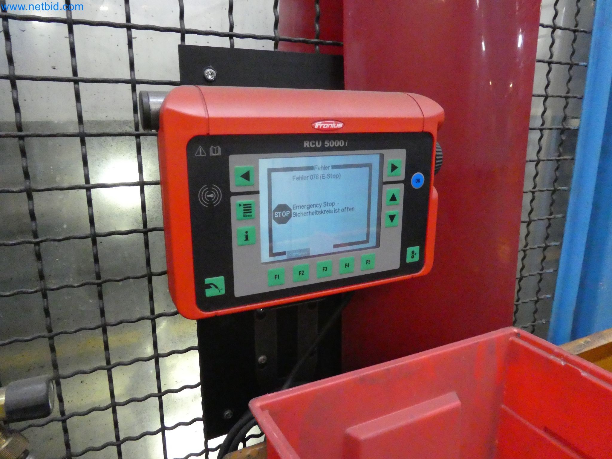 Roboti, varilna oprema in pripomočki za montažo iz avtomobilske industrije-9