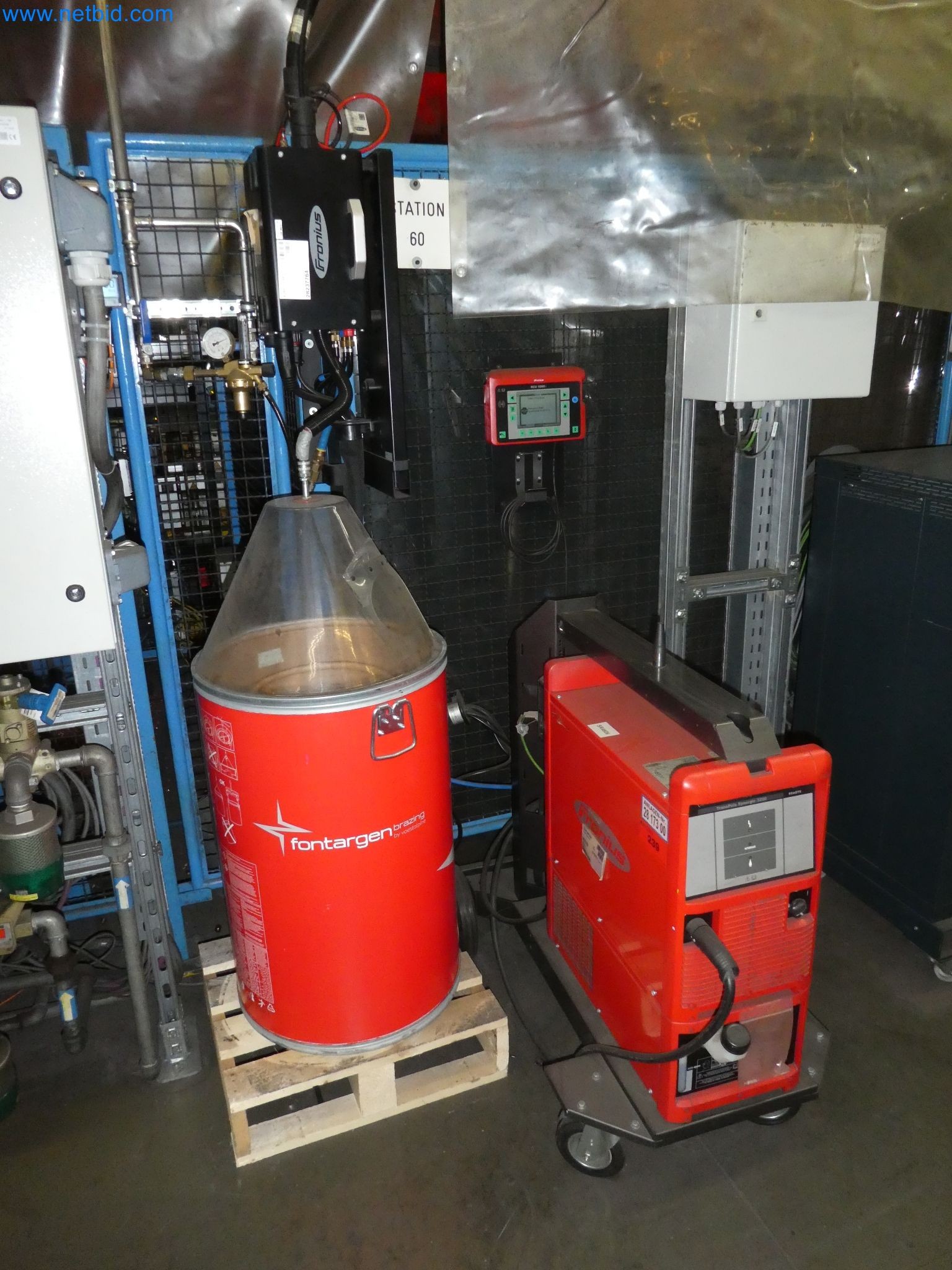 Robots, welding equipment and assembly accessories from the automotive industry-3