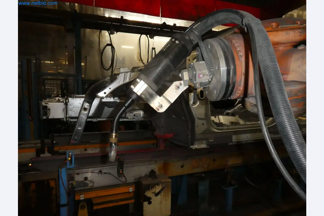 Robots, welding equipment and assembly accessories from the automotive industry-7
