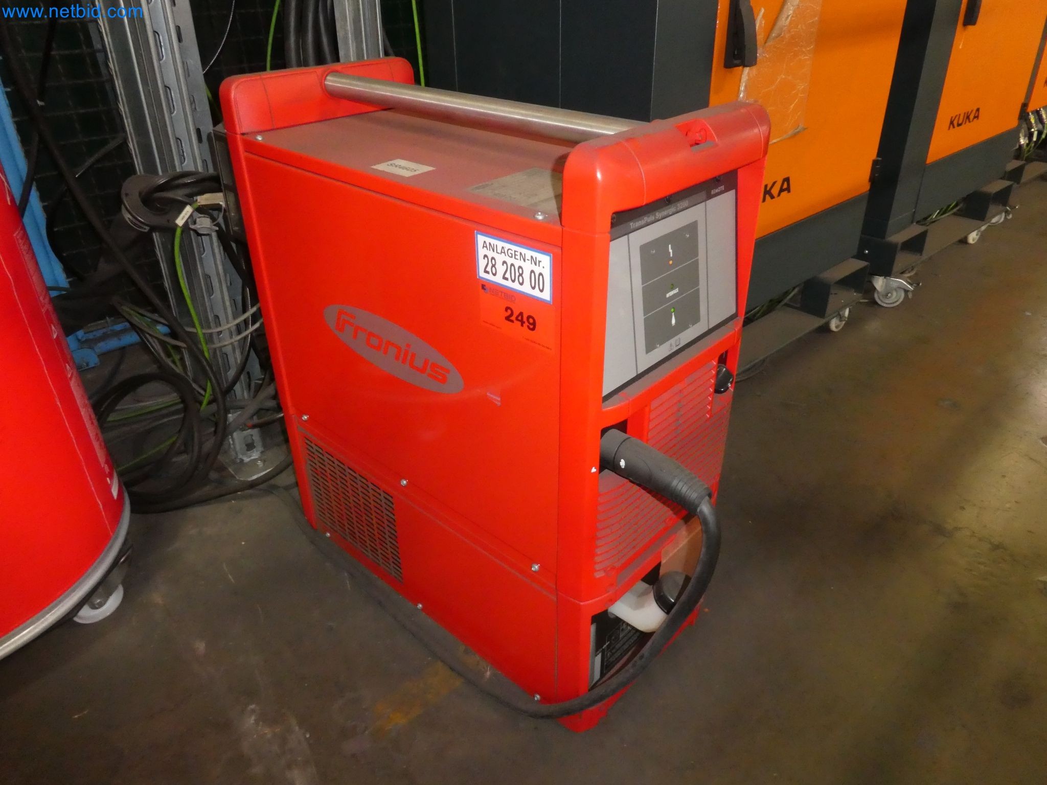 Roboti, varilna oprema in pripomočki za montažo iz avtomobilske industrije-1