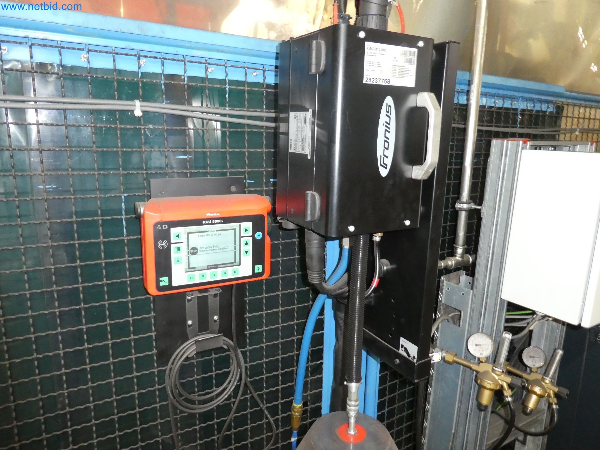 Roboti, varilna oprema in pripomočki za montažo iz avtomobilske industrije-2