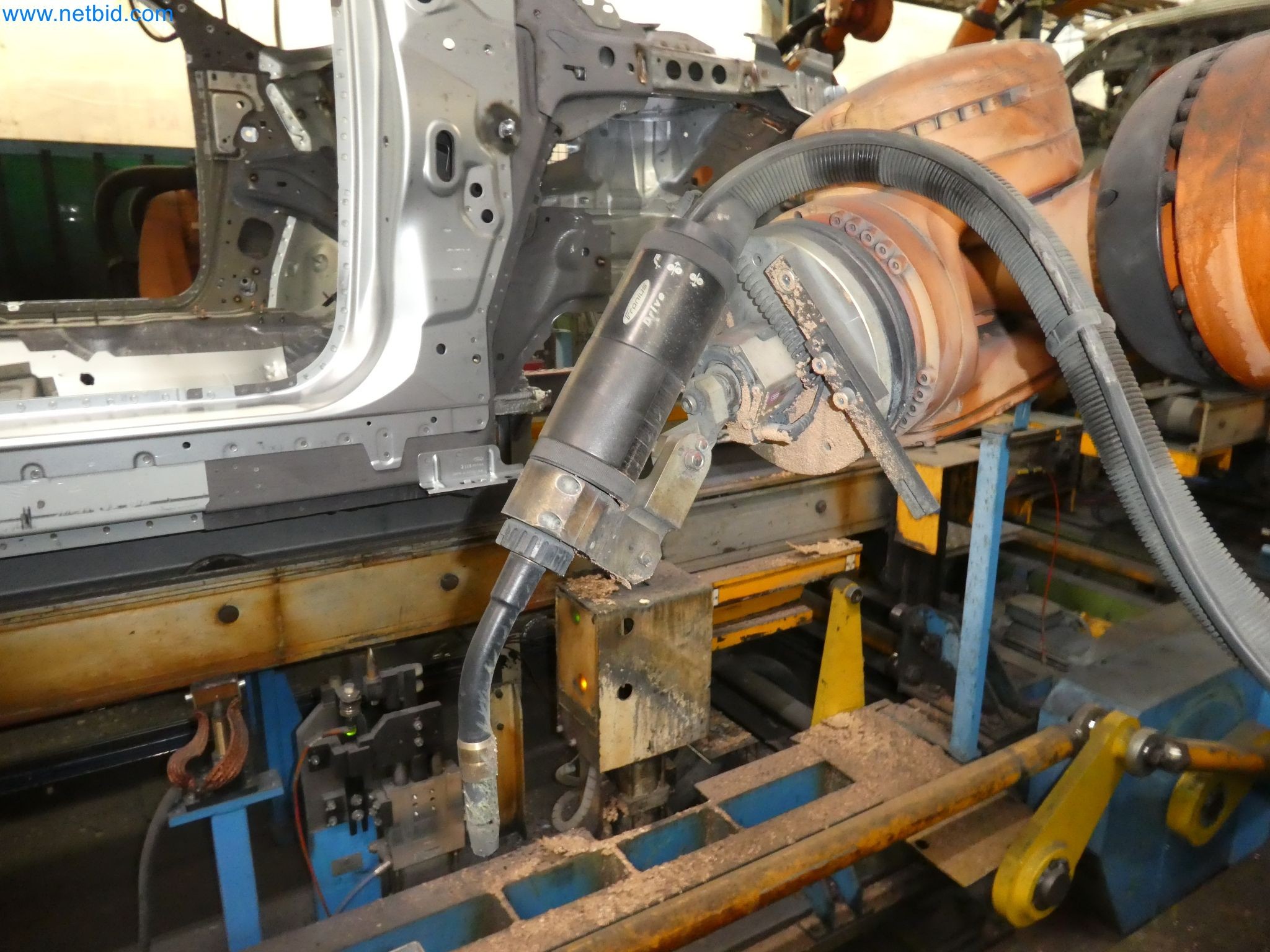 Roboti, varilna oprema in pripomočki za montažo iz avtomobilske industrije-4