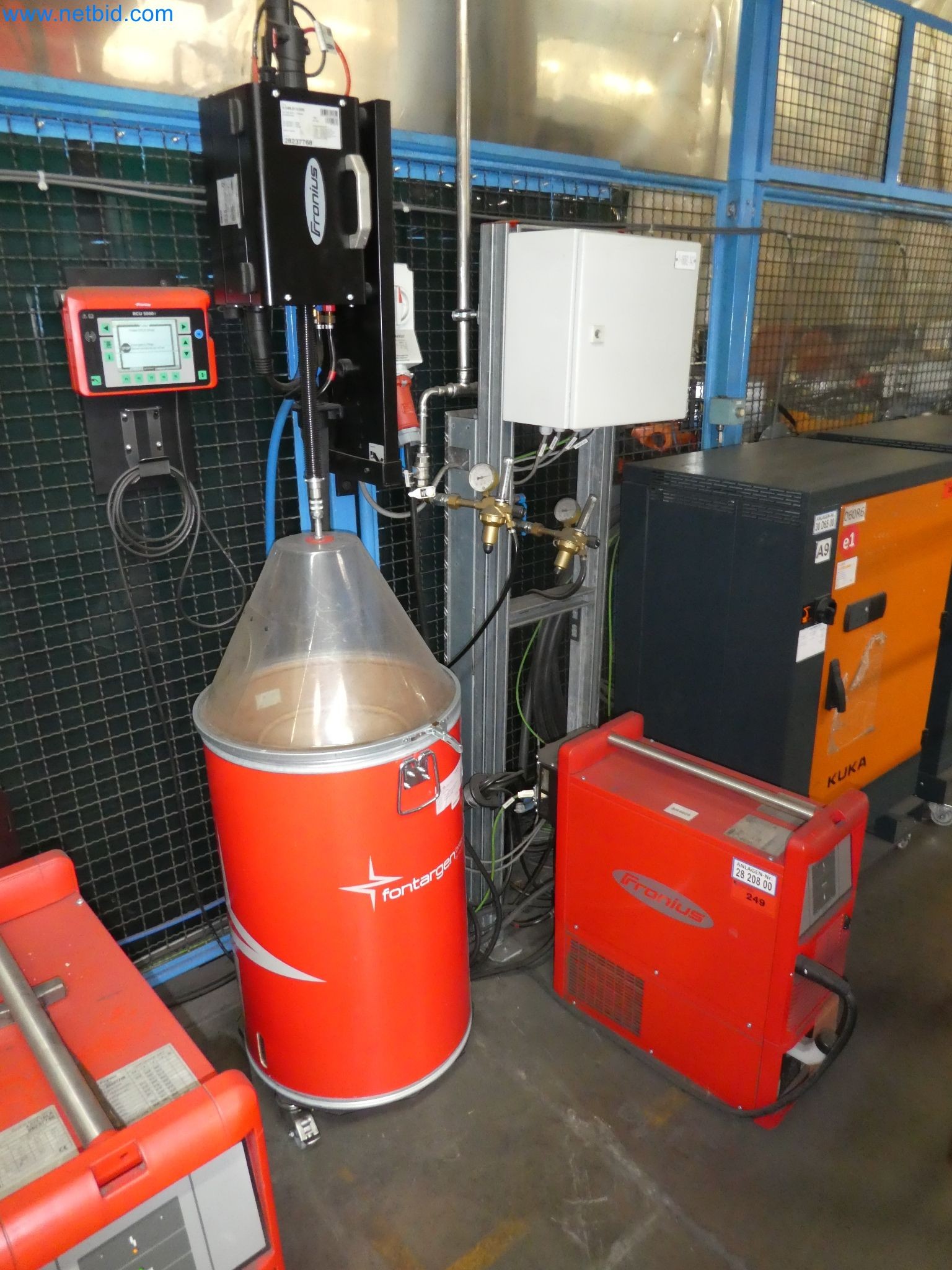 Roboti, varilna oprema in pripomočki za montažo iz avtomobilske industrije-5