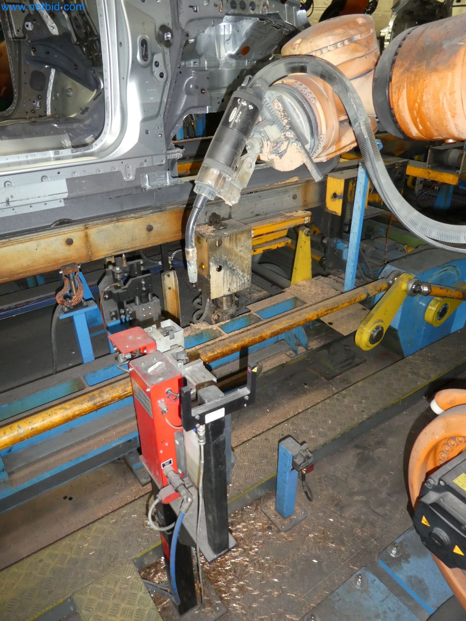 Roboti, varilna oprema in pripomočki za montažo iz avtomobilske industrije-6