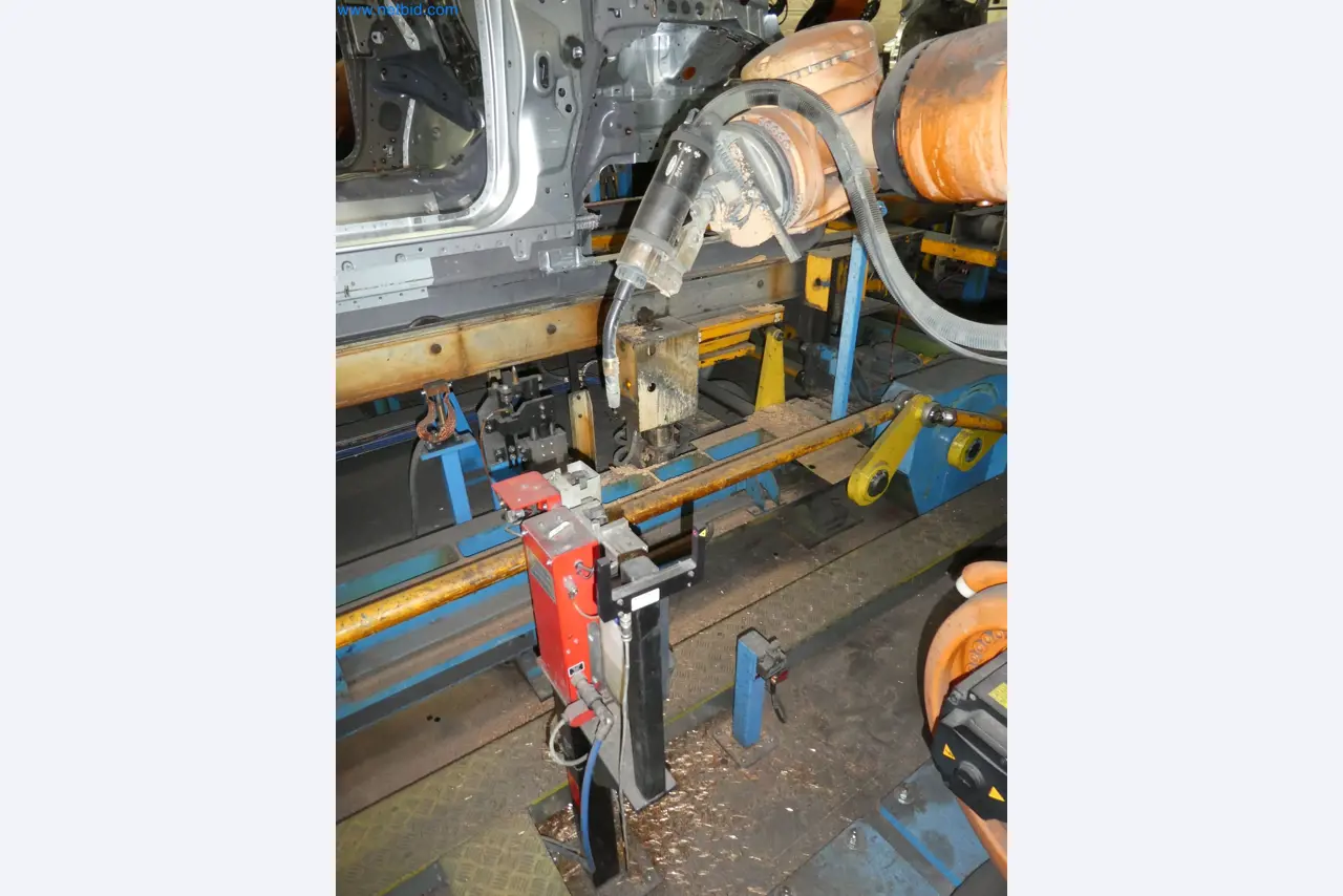 Roboti, varilna oprema in pripomočki za montažo iz avtomobilske industrije-6