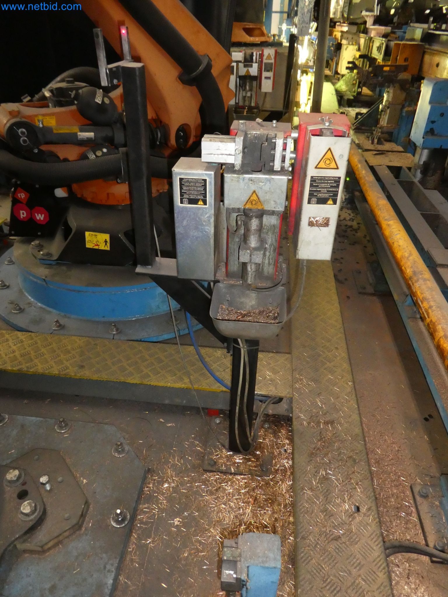 Roboti, varilna oprema in pripomočki za montažo iz avtomobilske industrije-7