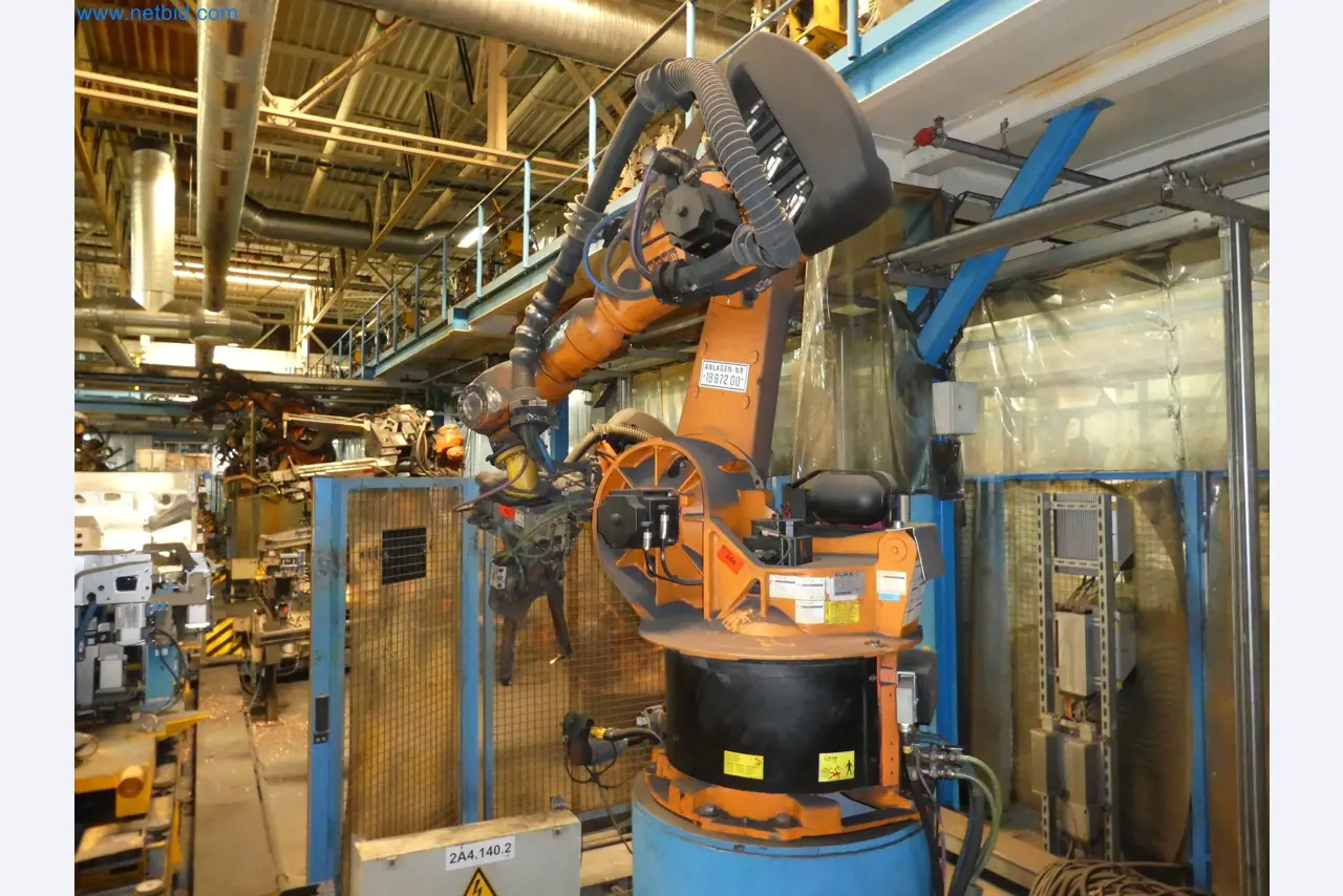 Robots, welding equipment and assembly accessories from the automotive industry-105