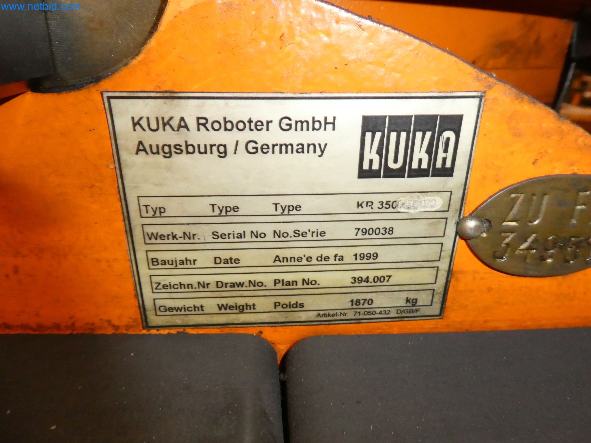 Robots, welding equipment and assembly accessories from the automotive industry-109