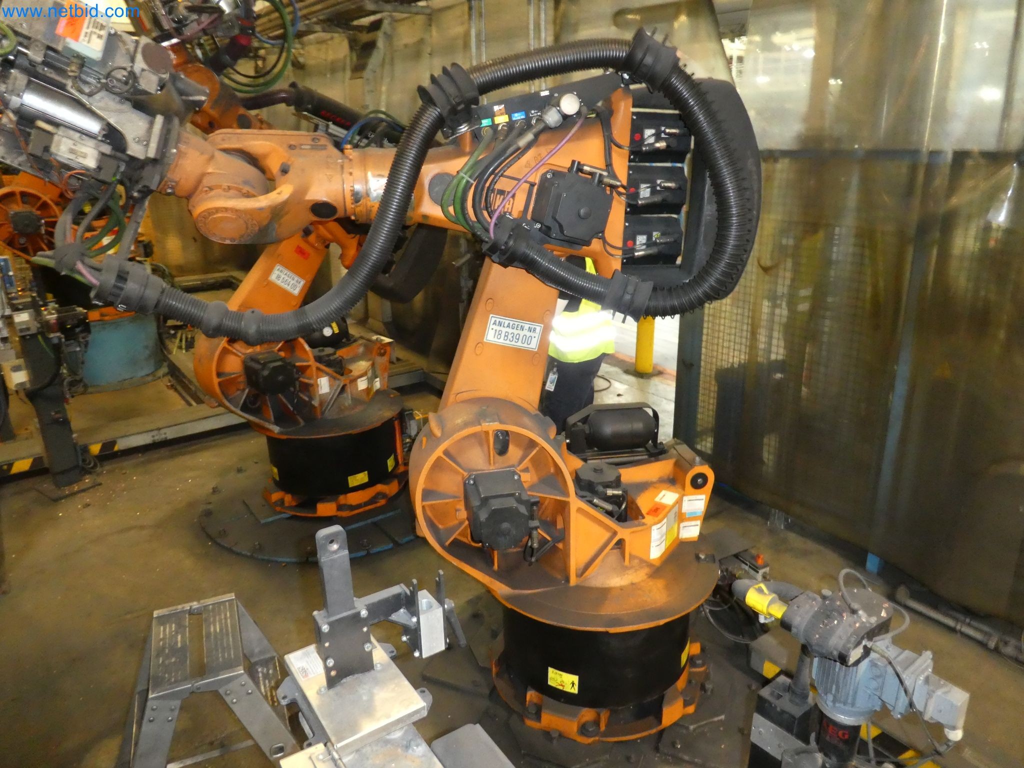 Robots, welding equipment and assembly accessories from the automotive industry-10