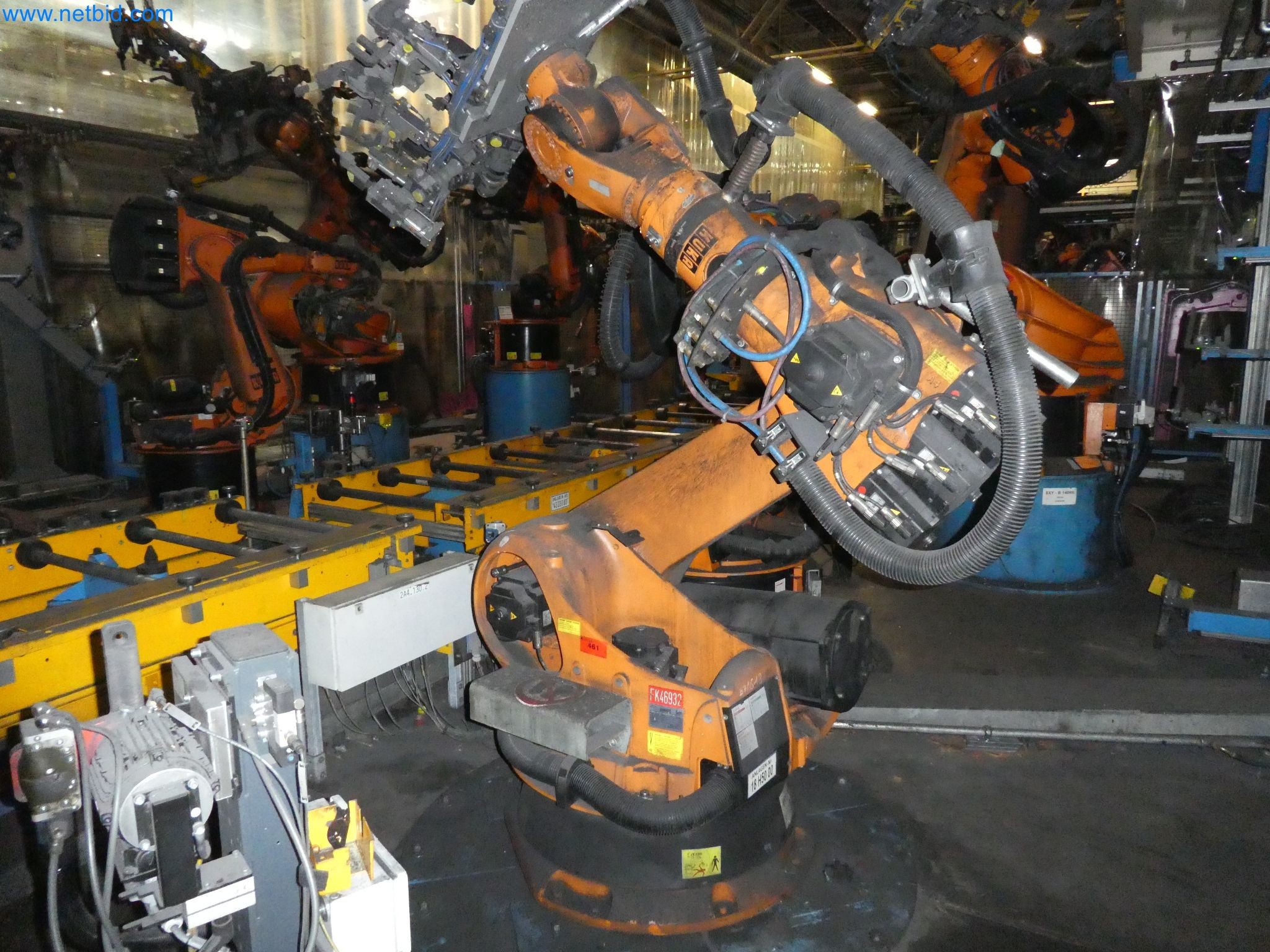 Robots, welding equipment and assembly accessories from the automotive industry-112