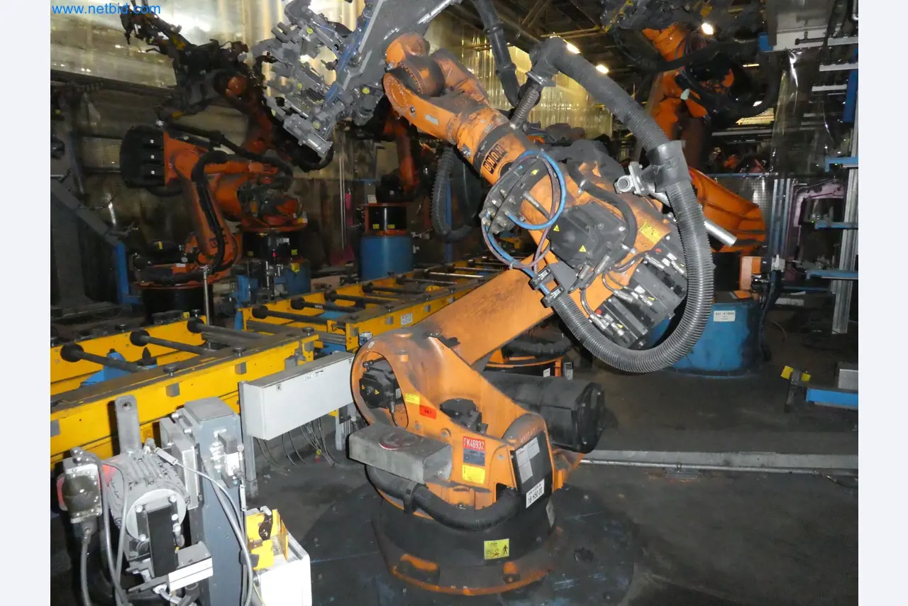 Robots, welding equipment and assembly accessories from the automotive industry-112